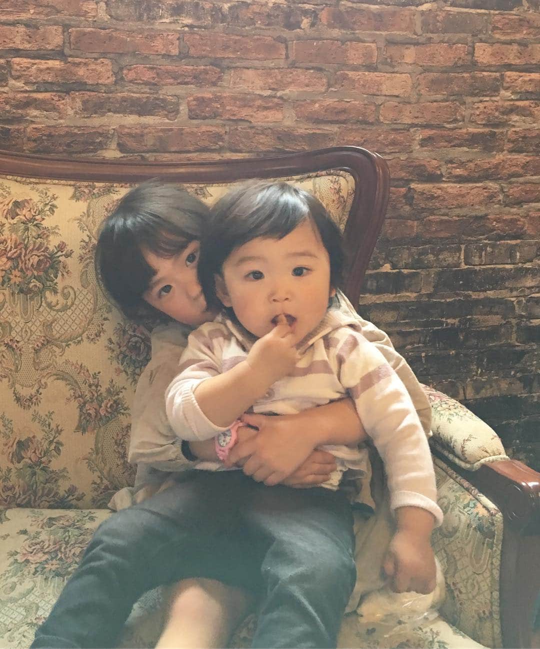 *yoko*さんのインスタグラム写真 - (*yoko*Instagram)「* ◇2019.3.22 fri. ・ 昨日は久々に @lalalapiro とデート♡ 行ってみたいと思ってた巨大倉庫 @thehideawayfactory_boss へ☕️ 滋賀にこんなオシャレな隠れ家カフェがあるなんて...✨ また行こっと♡ ・ ほんで心乃は歩き出したルカにべったり&私がルカを抱っこするとヤキモチで忙しそうやったわ😂 そのままヒロの家に移動して夜ご飯もご馳走になって大満足♡ で、帰ってきたら心乃まさかの38度のお熱やってんけど朝起きたら平熱。 強い😂 ・ @professionalslendermake_083  暑い日でも通気性がいいから履き心地いい♡ ・ #5歳#5歳3ヶ月#幼馴染#デート#カフェ#隠れ家」3月22日 18時56分 - yococono