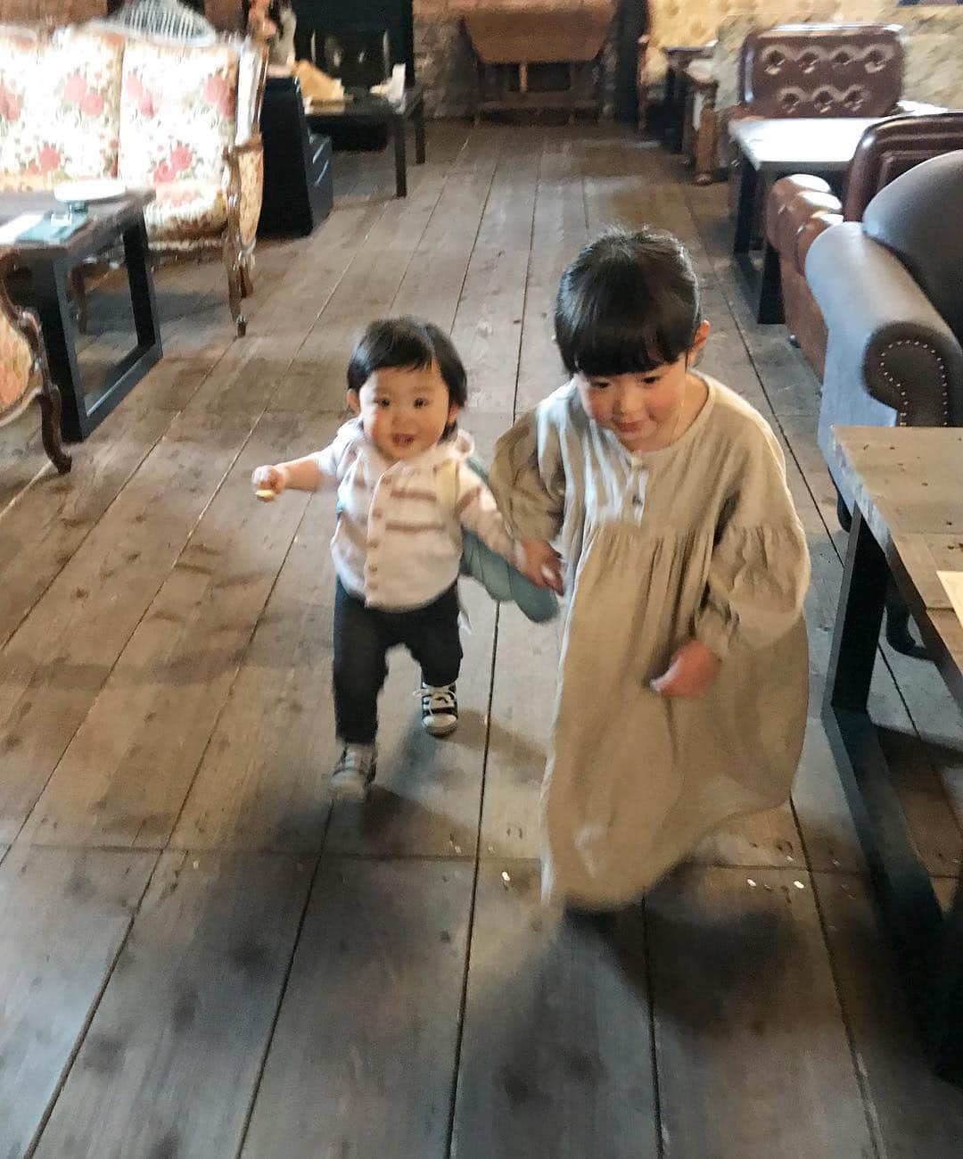 *yoko*さんのインスタグラム写真 - (*yoko*Instagram)「* ◇2019.3.22 fri. ・ 昨日は久々に @lalalapiro とデート♡ 行ってみたいと思ってた巨大倉庫 @thehideawayfactory_boss へ☕️ 滋賀にこんなオシャレな隠れ家カフェがあるなんて...✨ また行こっと♡ ・ ほんで心乃は歩き出したルカにべったり&私がルカを抱っこするとヤキモチで忙しそうやったわ😂 そのままヒロの家に移動して夜ご飯もご馳走になって大満足♡ で、帰ってきたら心乃まさかの38度のお熱やってんけど朝起きたら平熱。 強い😂 ・ @professionalslendermake_083  暑い日でも通気性がいいから履き心地いい♡ ・ #5歳#5歳3ヶ月#幼馴染#デート#カフェ#隠れ家」3月22日 18時56分 - yococono