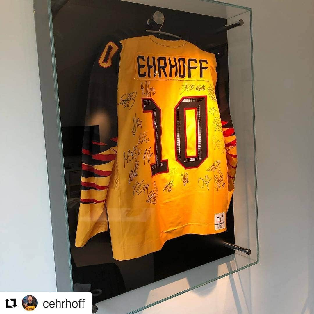 オリンピックさんのインスタグラム写真 - (オリンピックInstagram)「👏 @cehrhoff ・・・ Finally got my olympic jersey on the wall in a worthy frame 😍 #pyeongchang2018 #silvermedal #olympics #CE10」3月22日 18時50分 - olympics