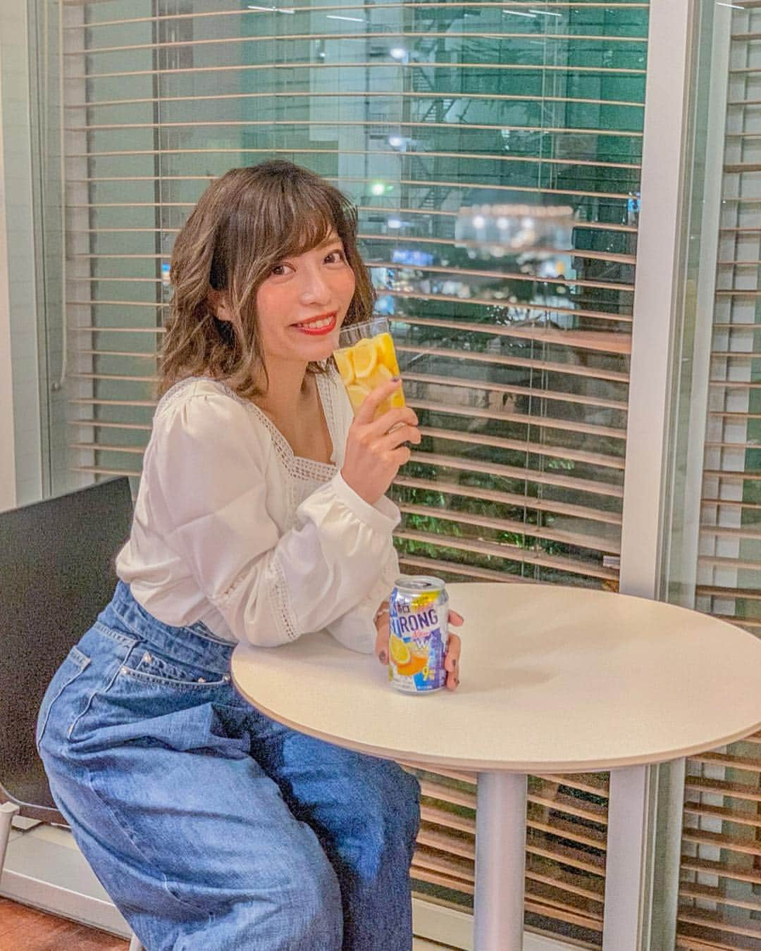 和希詩織さんのインスタグラム写真 - (和希詩織Instagram)「🍻🍋🍊#strong #reception . . お仕事終わりに#カンパイ 🍻 したくなる😊❤️ . 新しく生まれ変わった 🍊🏔氷結ストロング🏔🍋 . . 今までのストロングチューハイって あのお酒感の強さとか アルコールの刺激と後味に残るアルコール感👿が苦手な子多かったと思うけど‼️ . . これならお酒苦手な子でも挑戦できると思う🙆‍♀️ 果汁感が爽やかで好き🍋 . . . いままでストロングとは別人❤️ 女子の気持ち察してくれてありがとうやで😊🙏❤️ . . new氷結ストロングのおかげでひーちゃんとガールズドークめちゃ盛り上がった😍 いろいろ考える年頃ですよ(´･∀･`)ほんと。 男女共に素直って大事だ👫 大切なものはなんだろう？ 愛ってなんでしょーね？笑 . . お酒がさらに好きになったイベントでした😍❤️ . . . . . . #氷結ストロング  #PR #ストロング #お酒#飲み会#女子会#ガールズトーク#女子力向上委員会 #お酒好き #呑み会 #宅飲み」3月22日 18時53分 - kazukishiori