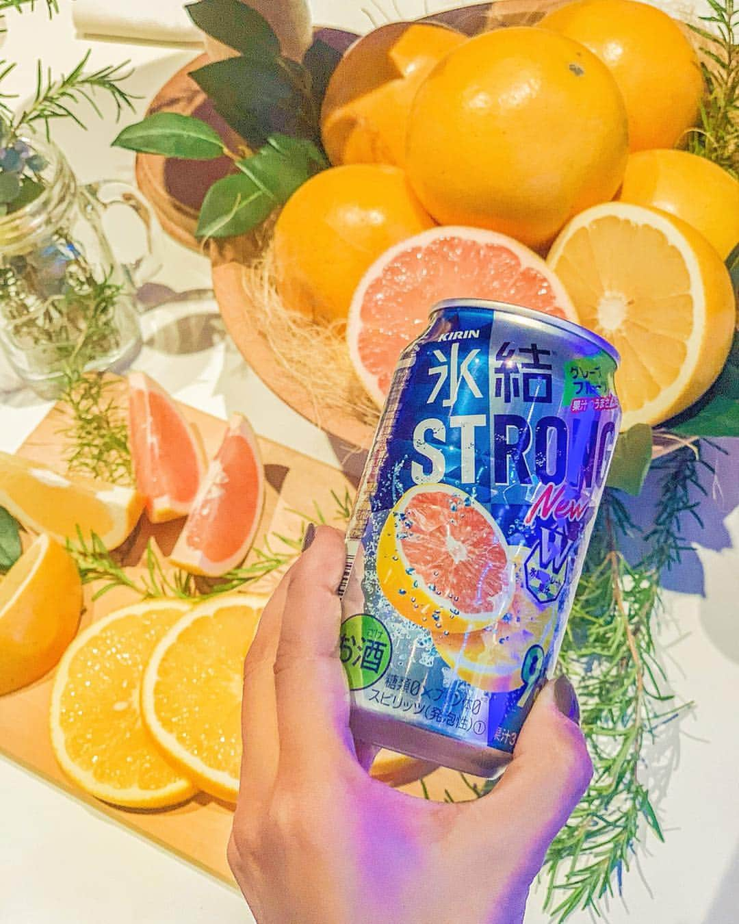 和希詩織さんのインスタグラム写真 - (和希詩織Instagram)「🍻🍋🍊#strong #reception . . お仕事終わりに#カンパイ 🍻 したくなる😊❤️ . 新しく生まれ変わった 🍊🏔氷結ストロング🏔🍋 . . 今までのストロングチューハイって あのお酒感の強さとか アルコールの刺激と後味に残るアルコール感👿が苦手な子多かったと思うけど‼️ . . これならお酒苦手な子でも挑戦できると思う🙆‍♀️ 果汁感が爽やかで好き🍋 . . . いままでストロングとは別人❤️ 女子の気持ち察してくれてありがとうやで😊🙏❤️ . . new氷結ストロングのおかげでひーちゃんとガールズドークめちゃ盛り上がった😍 いろいろ考える年頃ですよ(´･∀･`)ほんと。 男女共に素直って大事だ👫 大切なものはなんだろう？ 愛ってなんでしょーね？笑 . . お酒がさらに好きになったイベントでした😍❤️ . . . . . . #氷結ストロング  #PR #ストロング #お酒#飲み会#女子会#ガールズトーク#女子力向上委員会 #お酒好き #呑み会 #宅飲み」3月22日 18時53分 - kazukishiori