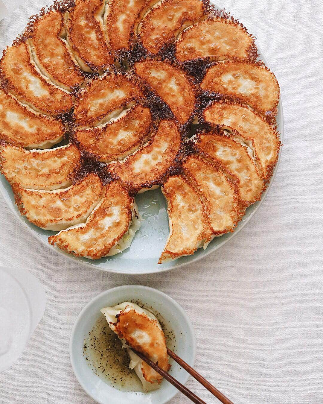 樋口正樹さんのインスタグラム写真 - (樋口正樹Instagram)「Gyoza . 金曜夜は焼き餃子。 これは今日２枚目、 好きなチリチリ感。 . 具材はサバ水煮と 熊本と乾燥野菜の HOSHIKOさんの 餃子の野菜たねと、 塩胡椒とごま油を 混ぜ合わせただけ。 手軽でヘルシーな おすすめ餃子です。 レシピはこちらで 👉@hoshiko_dryvege . . . #餃子 #ぎょうざ #焼き餃子 #乾燥野菜 #さば缶 #サバ缶 #hoshiko #dryvegetables #dumplings #frieddumplings #eeeeeats #dailyfoodfeed」3月22日 18時54分 - higuccini