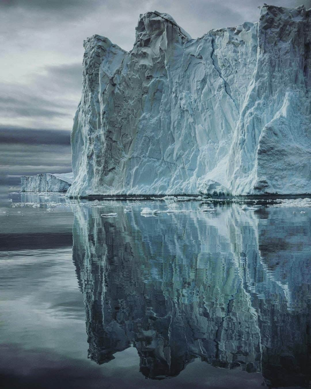 National Geographic Travelさんのインスタグラム写真 - (National Geographic TravelInstagram)「Photo by @jimmychin | 69°47′N 52°78′W The Iceberg Series,  Greenland. For more images of Greenland’s coast, follow @jimmychin.」3月22日 19時01分 - natgeotravel