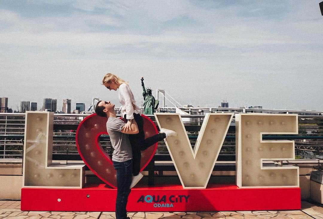 ルーベン・ブロマールトのインスタグラム：「Tokyo love 🇯🇵❤️ #odaiba #statueofliberty #rainbowbridgetokyo」