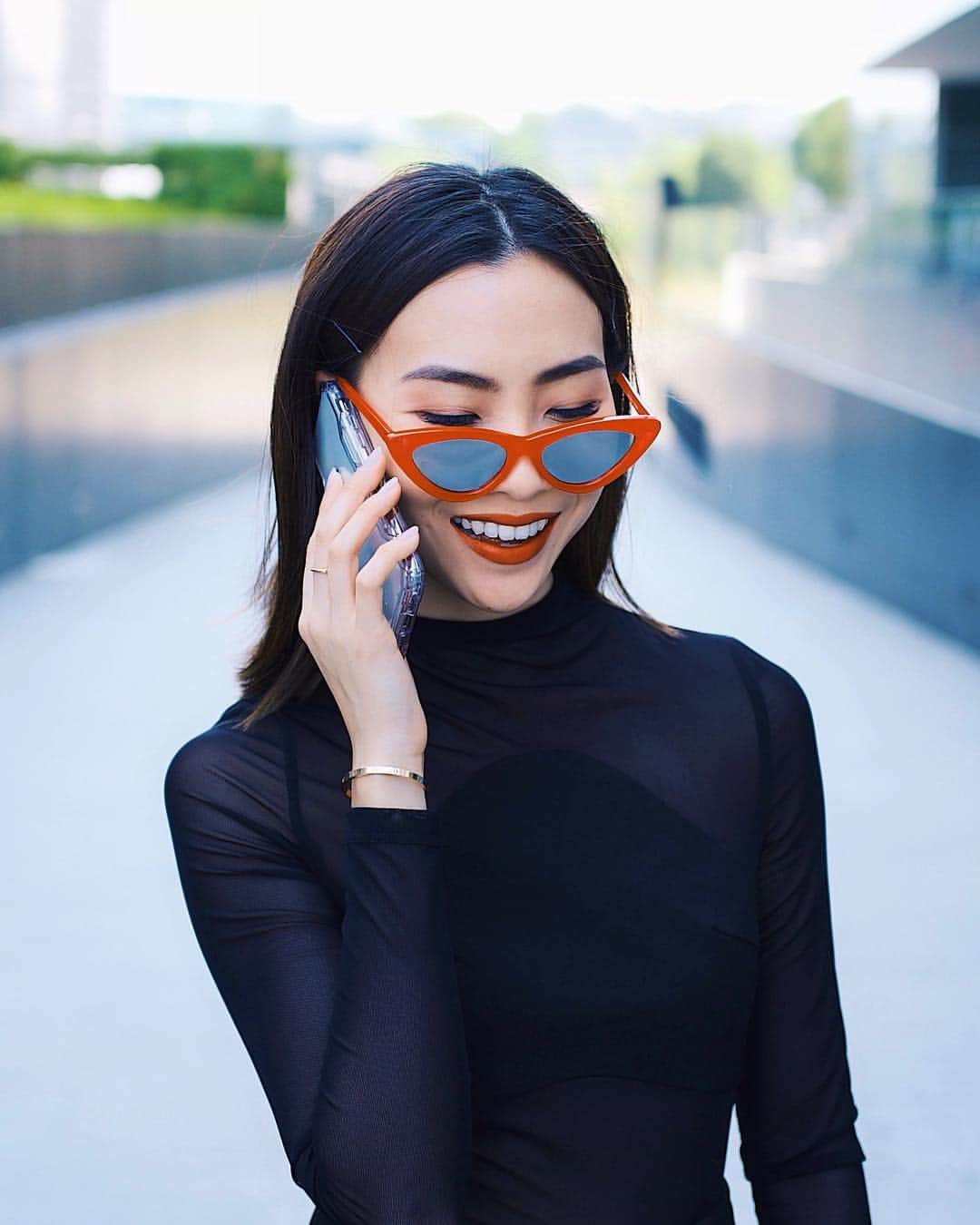 ソニアのインスタグラム：「When I'm not on social media.. I'm busy yappin with my closest friends, so imagine my glee when I found out that Singtel has not one but three new Combo plans! Here's a simple breakdown for you: . XO 48 -  5GB + FREE 5GB XO 78 - 30GB+ FREE 10GB XO 108 - 50GB+ FREE 20GB . The best thing about these plans are that you get the best of both worlds - not only do you enjoy huge data bundles, you can get your hands on the latest and most exclusive handsets at a fantastic discount! . Only with Singtel. For all the details, head to singtel.com/comboxo!  #callme #singtel #iphonexs #ad」
