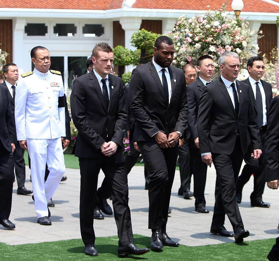 レスター・シティFCさんのインスタグラム写真 - (レスター・シティFCInstagram)「Leicester City staff and players paid a final tribute to Khun Vichai Srivaddhanaprabha in Bangkok on Thursday, as His Majesty King Maha Vajiralongkorn of Thailand presided over the Cremation Ceremony of the Football Club’s beloved late Chairman.」3月22日 19時04分 - lcfc