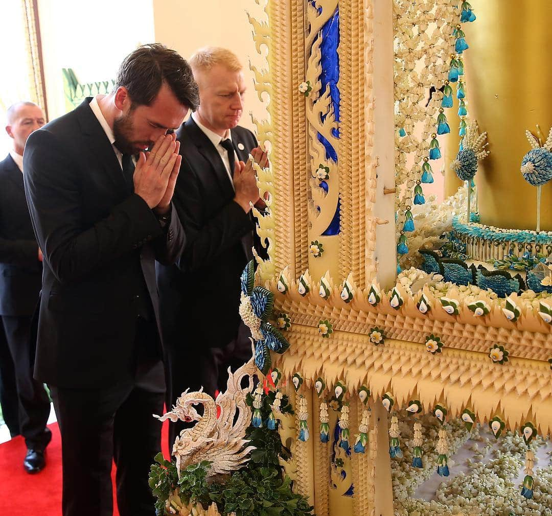 レスター・シティFCさんのインスタグラム写真 - (レスター・シティFCInstagram)「Leicester City staff and players paid a final tribute to Khun Vichai Srivaddhanaprabha in Bangkok on Thursday, as His Majesty King Maha Vajiralongkorn of Thailand presided over the Cremation Ceremony of the Football Club’s beloved late Chairman.」3月22日 19時04分 - lcfc