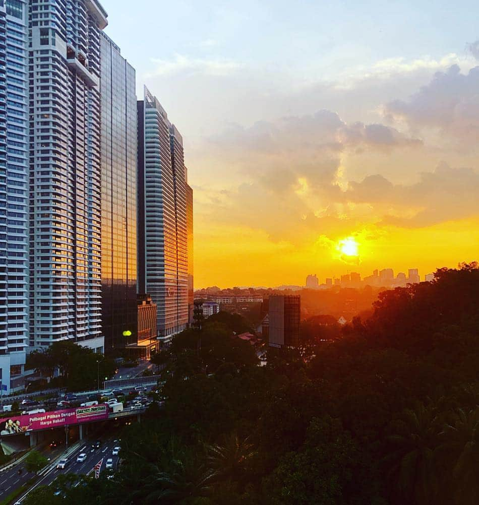 遊海 Yuumiさんのインスタグラム写真 - (遊海 YuumiInstagram)「Omg what a view ! From @themajestichotelkl  #majestichotelkualalumpur #evening #sunset #yuumitravel #kualalumpur #malaysiatrulyasia #malaysia #tourismmalaysia #夕日 #マレーシア #景色 #クアラルンプール」3月22日 19時05分 - yuumi_kato