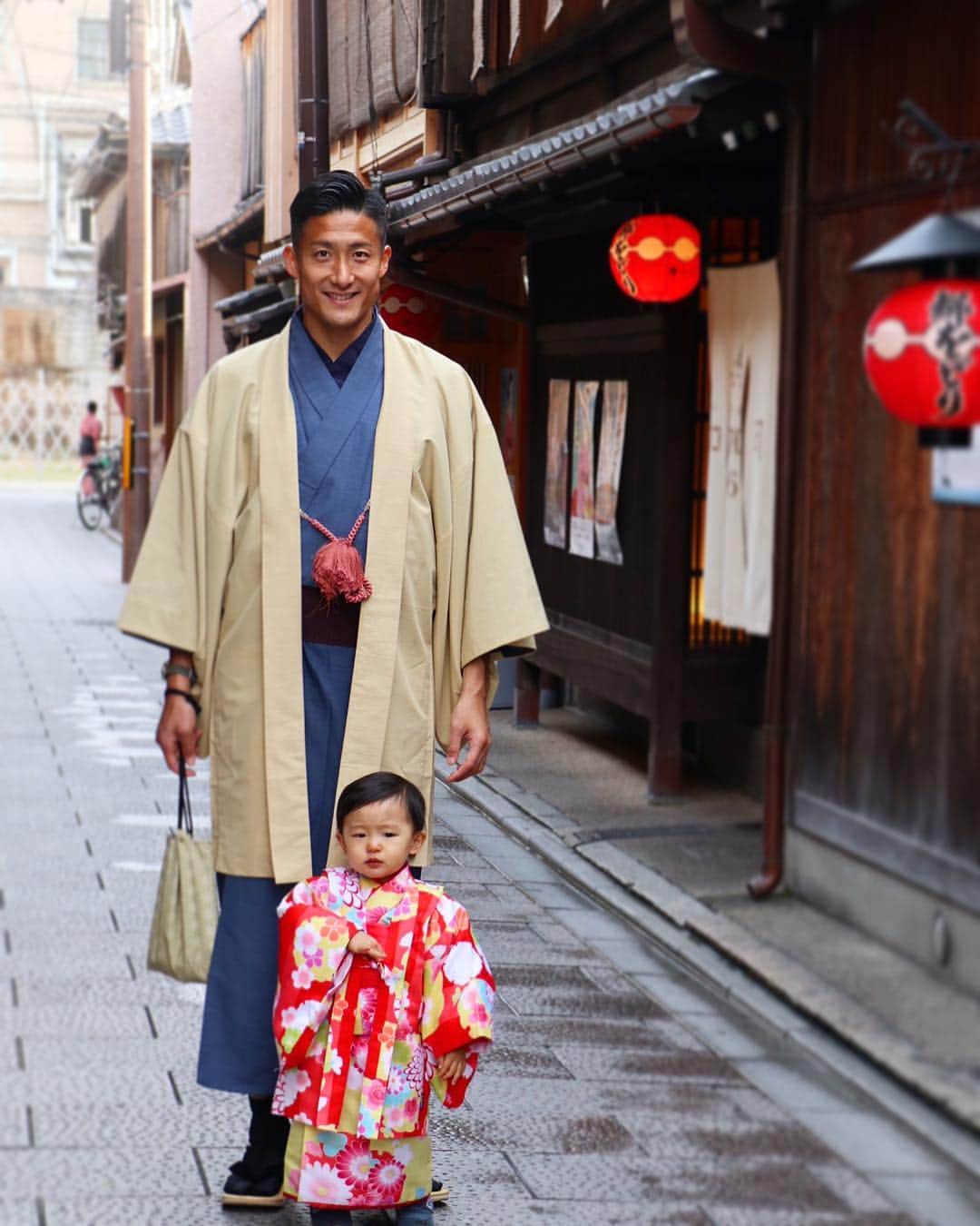 都倉賢さんのインスタグラム写真 - (都倉賢Instagram)「京都楽しかったな…😍 娘との縮尺おかしいんだよな…  娘80㌢で、これの写真どーみ見ても娘の3倍あるからな…240㌢になっちゃう。  ってどーでも良い事を思いながら先日、京都旅行を満喫しました😊」3月22日 19時15分 - tokuraken
