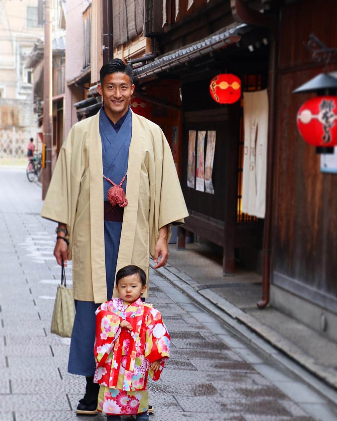 都倉賢のインスタグラム：「京都楽しかったな…😍 娘との縮尺おかしいんだよな…  娘80㌢で、これの写真どーみ見ても娘の3倍あるからな…240㌢になっちゃう。  ってどーでも良い事を思いながら先日、京都旅行を満喫しました😊」