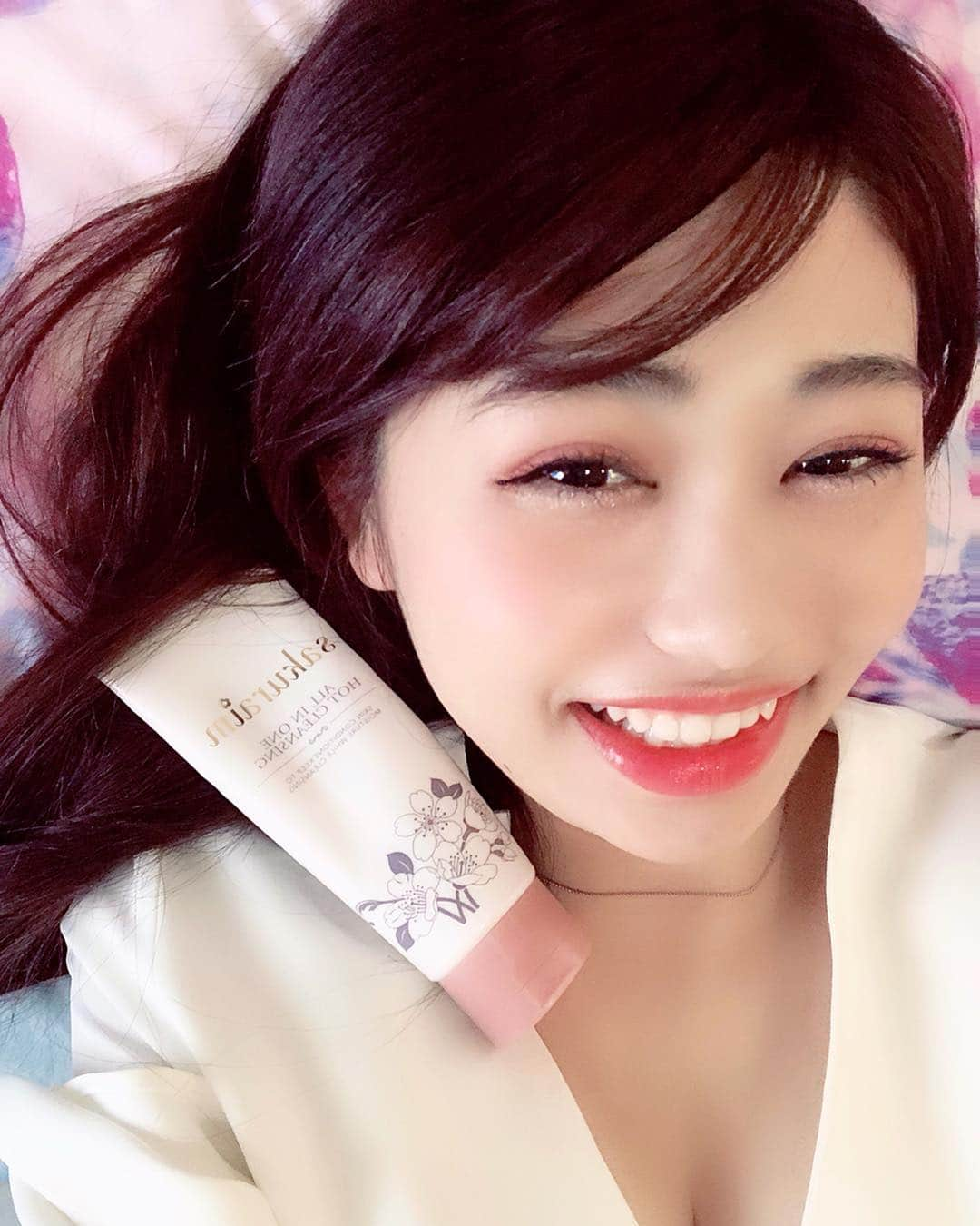 高橋里彩子さんのインスタグラム写真 - (高橋里彩子Instagram)「やばーい！﻿ ﻿ 1ヶ月たったから﻿ 前やった数値のやつ測ってみたの😳✨﻿ ﻿ この差やばくない？﻿ ﻿ ﻿ 2枚目の、上が前、﻿ 下が今なんだけどこんなに変わるんだね😳💞﻿ ﻿ 朝のモチモチ感とか違うなぁとかは思ってた💕﻿ ﻿ 目に見えてわかると嬉しいよね🌸﻿ ﻿ ﻿ ちなみに私はいつもサクライムは﻿ アインズ＆トルぺで買ってるよ♪﻿ 私はいつも＜アインズ＆トルペ自由が丘店＞で﻿ 買ってるー♥️♥️﻿ ﻿ ダブル洗顔もいらないし、﻿ 濡れた手で使えるからほんと時短になるのに、﻿ 毛穴ケアとか保湿力もあるから﻿ 毎日使ってる！﻿ ﻿ ﻿ 寄っても可愛くなるために﻿ もっともっとがんばるぞー😋💕💕﻿ ﻿ ﻿ ﻿ 気になる形♡私のプロフィールのURLをみてね🐰💘﻿ ﻿ ﻿ ﻿ ﻿ ﻿ ﻿ ﻿ #サクライム #sakuraim #ヨリカワ #ヨリカワ女子 #ヨリカワポーズ #サクライマー #ホットアンドクール #ホットクレンジング #オールインワン #毛穴ケア #にきびケア #アレルギーフリー #肌荒れ改善 #オーガニック #無香料 #メイク落とし #プチプラ #アイメイク #メイクアップ #美容 #化粧品 #コスメ #アットコスメ #ベストコスメ #クレンジング #コスメ好きさんと繋がりたい #コスメオタク #美容好きと繋がりたい #美容垢 #美容垢さんと繋がりたい」3月22日 19時14分 - konkonwanwan