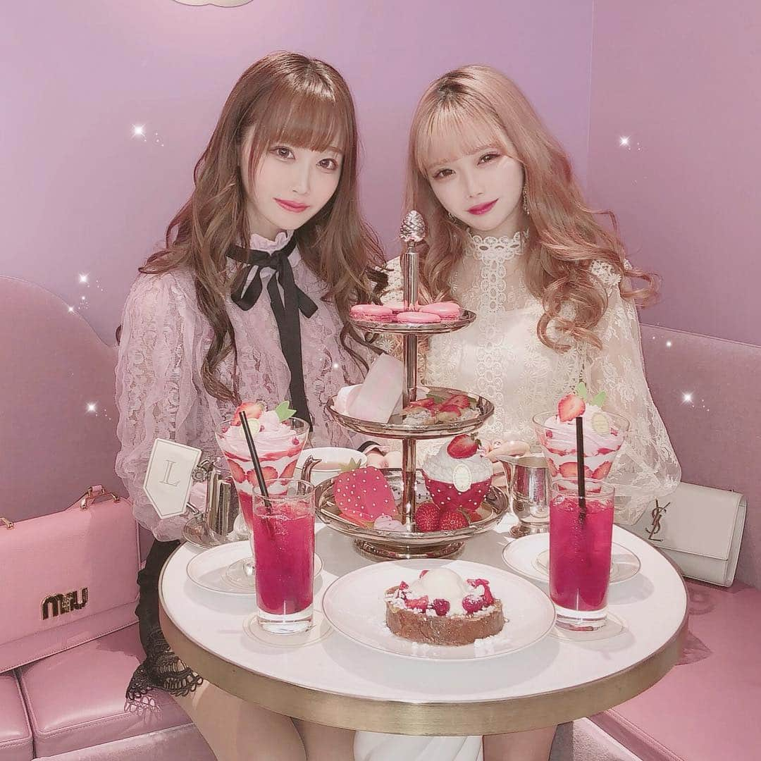 さきぼんさんのインスタグラム写真 - (さきぼんInstagram)「LADUREE web予約限定いちご尽くしのアフタヌーンティー🍓 パフェとフレンチトースト付きプラン ￥6264 . 今日から @maisondepriere にて私がセレクトした6アイテムを販売します♡ この日着ていたトップスとスカートも！ 是非買ってお揃いしてね🖤 ぴょんちゃんモデルありがとう！ . . #maisondepriere #メゾンドプリエ #laduree #strawberry #afternoontea #velle_jp #bis_web #mery #purelamo #laurierpress #rili_tokyo #lfl #l4l #いいね返し #ラデュレ #ラデュレ青山店 #いちご尽くしのアフタヌーンティー #いちご #アフタヌーンティー #東京カフェ #表参道カフェ #miumiu #ysl #さきぼんいちご🍓 #さきぼんアフタヌーンティー☕️ #さきぴょん🖤」3月22日 19時06分 - sakibon69