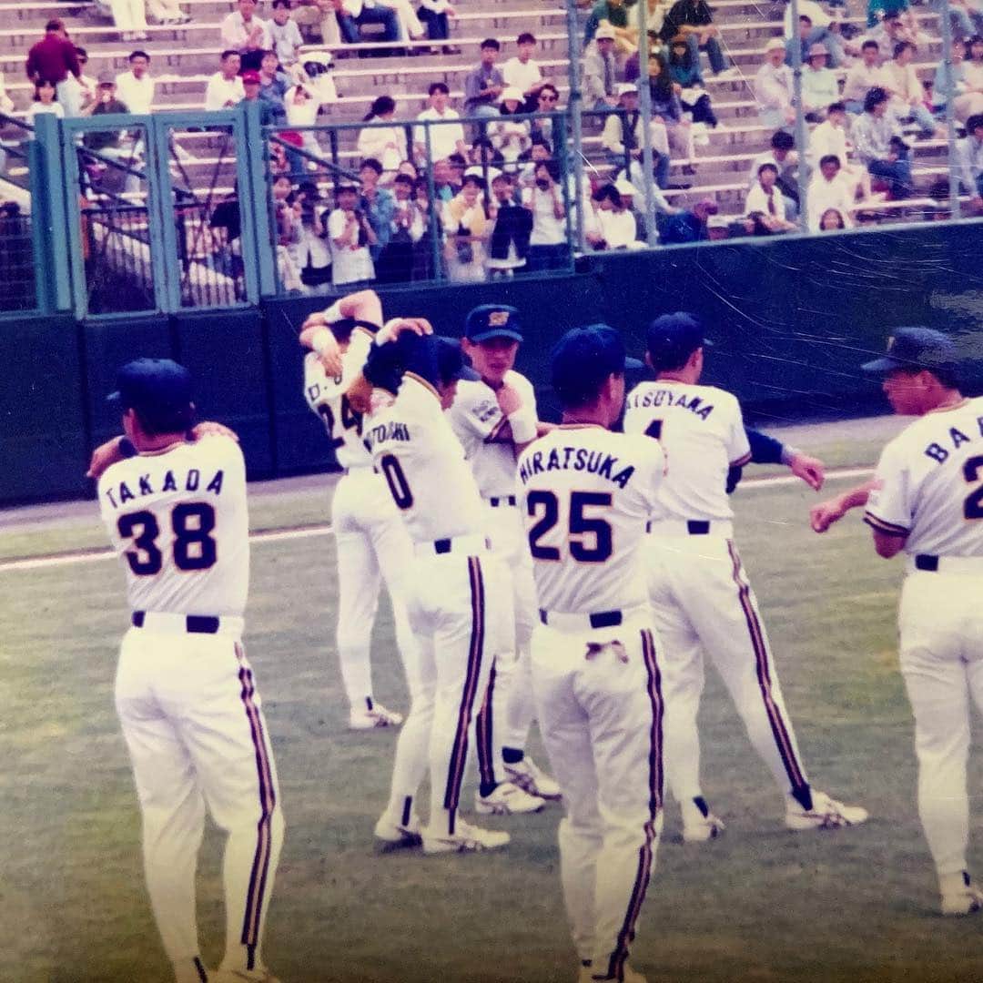 ガーラ・アマノ クリエイティブ部さんのインスタグラム写真 - (ガーラ・アマノ クリエイティブ部Instagram)「見るからに古い写真📸 昨日のイチロー引退を受けて､アルバムを漁り発見した写真｡ 1995年の6月3日と4日のものです｡ 小学生だった私は､野球部の兄の影響でよく秋田にプロ野球が来ると子供たちだけで観に行ったりしておりました⚾️ 24年前のこの日､八橋球場でオリックスの試合があり､イチロー見たさにみんなで自転車を漕いで観に行った時に撮ったものです📸 当時はもちろんケータイなんかあるはずがなく､小学生が持ち歩くカメラもズーム機能なんてついてるわけもなく､子供の権利を使ってフェンスの前まで行って頑張って撮ったのがこれです｡ 見つけたこの写真たちは大事な写真を入れるアルバムの中から発見しました｡ 当時の自分には宝物だったようです｡ この時のイチローは20代前半｡この時から時が経ち､昨日引退｡ ほんとに昔からすごいヒーローでした👏🏻✨とても感慨深いです😭 この写真たちはさらに貴重なものになりました！！ いつかまた思い出せるように思わずPOSTしてしまいました｡ 引退は寂しい｡昨日はイチローが世界中のどれだけの人に愛されていたのかを目の当たりにしました｡ 長い間ヒーローでいてくれてありがとう⚾️✨ #秋田 #秋田市 #八橋 #秋田市八橋 #八橋球場 #オリックス #イチロー #鈴木一朗 #ichiro #昔にタイムスリップ #プロ野球 #51 #2枚目は顔がこっちを向いてる人がイチローです #ありがとう #思い出 #ガーラアマノ」3月22日 19時08分 - gala_amano