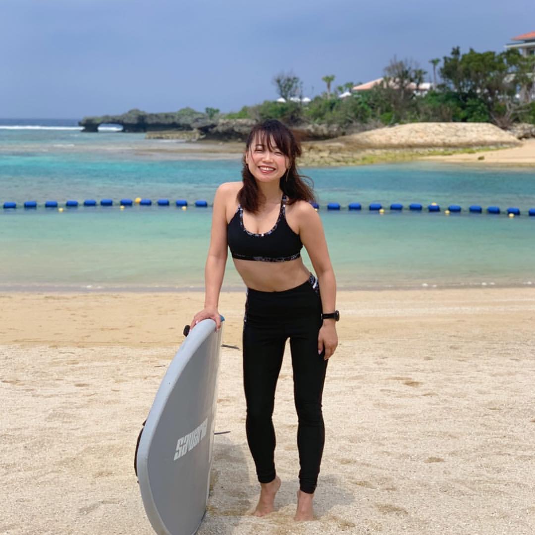 京乃ともみさんのインスタグラム写真 - (京乃ともみInstagram)「Magical beach in Okinawa !!!!💙The photo shooting for Reebok × Hyatt Regency :). . 今日は沖縄の海開き🏖. リーボック × ハイアットリージェンシーのイメージ撮影と、イベントで恩納村にいます✈️🏄‍♀️. . 過密スケジュールだけど充実😌☀️🌈. . . #ハイアットリージェンシー #リーボック #サップヨガ」3月22日 19時08分 - tomomi_kyono