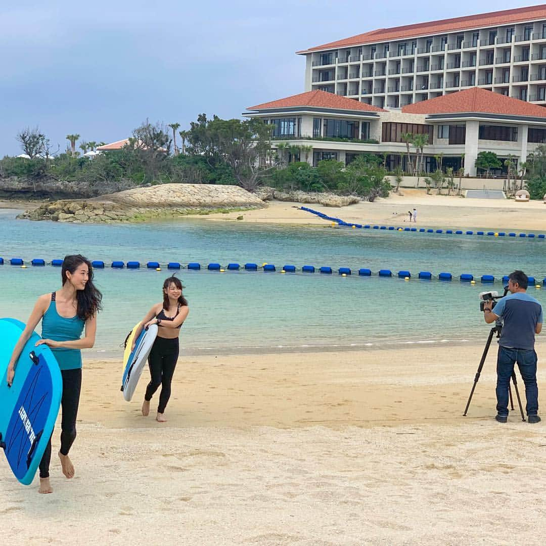 京乃ともみさんのインスタグラム写真 - (京乃ともみInstagram)「Magical beach in Okinawa !!!!💙The photo shooting for Reebok × Hyatt Regency :). . 今日は沖縄の海開き🏖. リーボック × ハイアットリージェンシーのイメージ撮影と、イベントで恩納村にいます✈️🏄‍♀️. . 過密スケジュールだけど充実😌☀️🌈. . . #ハイアットリージェンシー #リーボック #サップヨガ」3月22日 19時08分 - tomomi_kyono