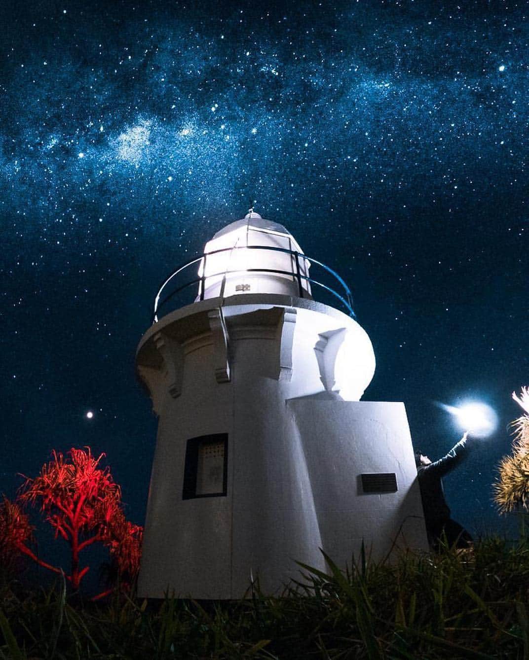 GoProさんのインスタグラム写真 - (GoProInstagram)「星空を求めて。 #GoProファミリー @snapair + #GoProHERO7 Black 💫 ・ 📷 #GoProテク :「星空を撮影したかったのでフィンガル・ヘッドの灯台へ。夜のフォトはシャッタースピードを下げて光をなるべく多く取り込む必要があるので、ナイトフォトモードが必須。シャッタースピードを下げる際、 #GoPro が動いてしまうとブレてしまうので、Shortyにマウント。PROTUNEをオンにして、シャッター: 30秒、ISO: 800、画質 (シャープネス): 低で設定！出来上がった写真をなるべく編集しやすく為に僕はRAW形式で撮影するようにしています。」 ・ ・ ・ #GoPro #GoProJP #GoProANZ @GoProANZ #GoProのある生活 #海外旅行 #オーストラリア #ナイトフォト #星空 #灯台」3月22日 19時08分 - goprojp