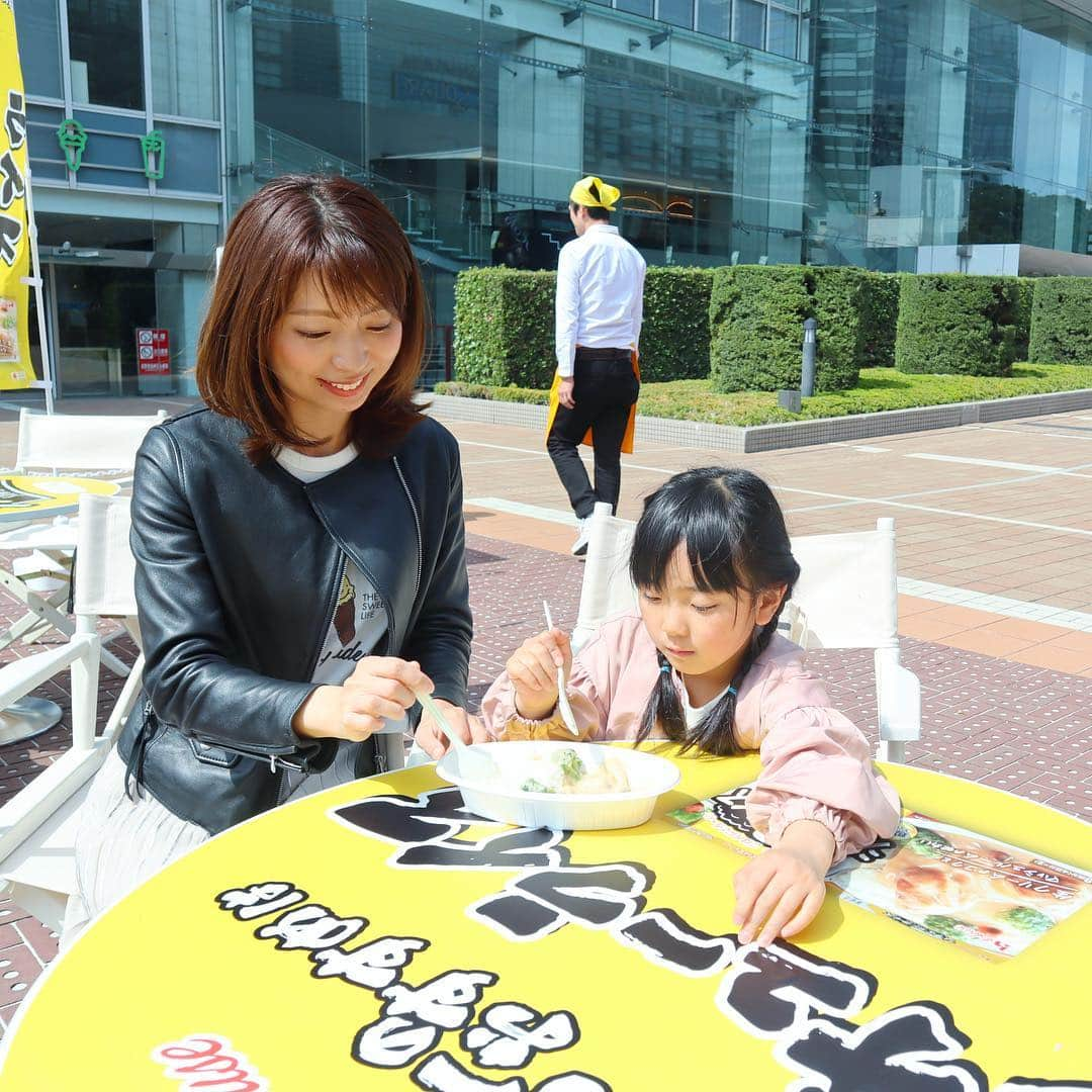 筧沙奈恵さんのインスタグラム写真 - (筧沙奈恵Instagram)「娘と一緒に新宿へ😌 ・ 新宿のサザンテラスに停まっているキッチンカーでは、「シチューライス」が100円でふるまわれていました😍 ・ 遠藤憲一さんのお顔がインパクト大！娘も顔マネをしていました。笑 ・ シチューライス専用のソース 「ハウス シチューオンライス」を使ったシチューライスをいただいたのですが、娘も気に入ってパクパク食べていました✨ ・ 濃厚で、鶏肉との相性バツグン❤️思っていたよりもとろみがあってコクがありました！ ・ カレーっておうちごはんの定番ですが、それと並んで「カレーライスにする？シチューライスにする？」という会話が当たり前になる日がくるかも😌 ・ 百聞は一食にしかず🍴 ・ ぜひお近くに行かれる方は味わってみてくださいね❤️ ・ キッチンカーの営業日はこちら♪  2019年3月22日（金）～24日（日） 11:00～17:00 ＠新宿サザンテラス広場  2019年3月26日（火）～28日（木） 11:00～17:00 ＠二子玉川ライズ ガレリア ・ #PR #シチューライス#シチューオンライス #毎月20日はシチューライスの日 #母娘 #女の子ママ #新宿サザンテラス」3月22日 19時10分 - sanaekakei