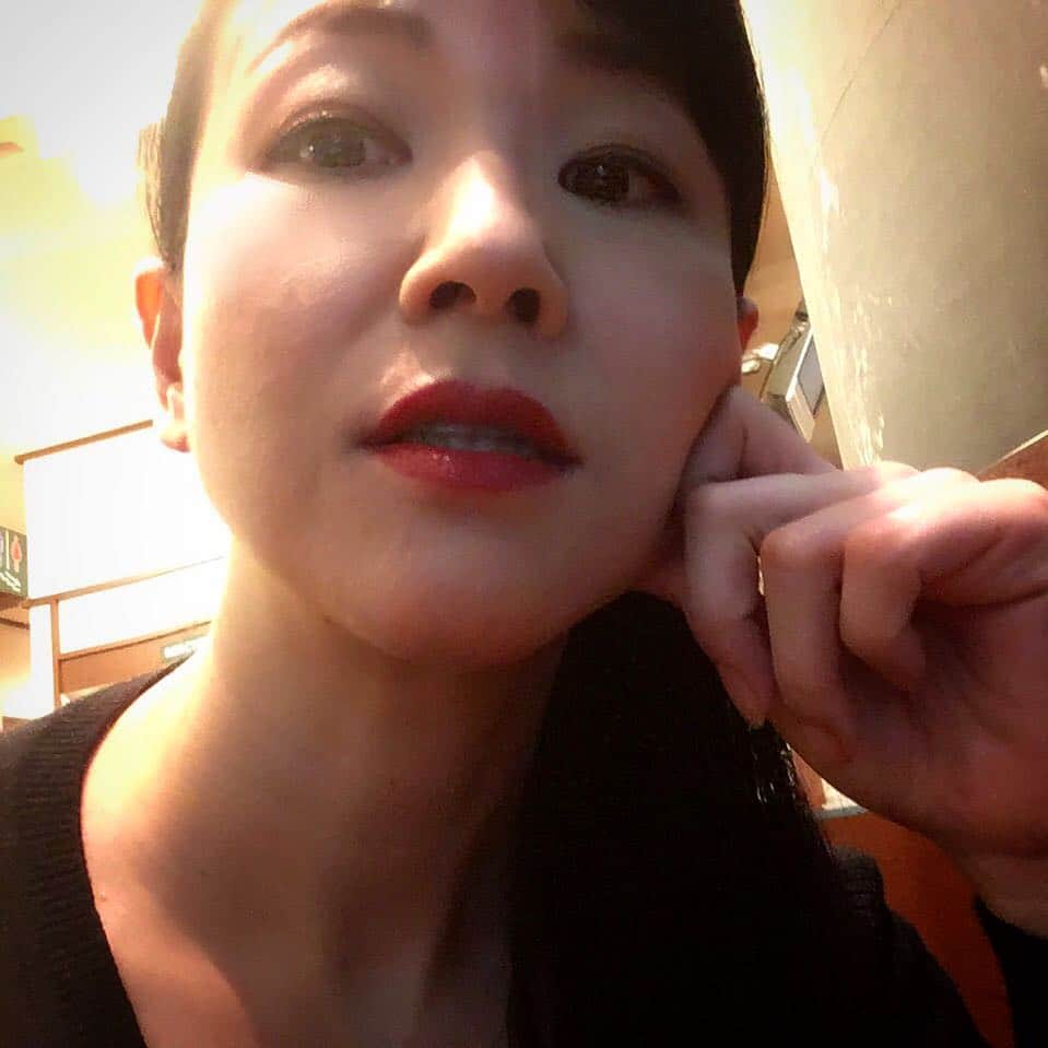 田中香子さんのインスタグラム写真 - (田中香子Instagram)「オーディションで 「バブルメイク」という 指定が出たので 真っ赤な口紅を 塗ってみたけど…  受かる気がしない…😓 一昨年の舞台 『追憶』キヨ役の時の 口紅を1年半ぶりに つけました💋  #selfie #i #me  #selfieesoo #actresoo #口紅 #真っ赤」3月22日 19時11分 - soo.yt