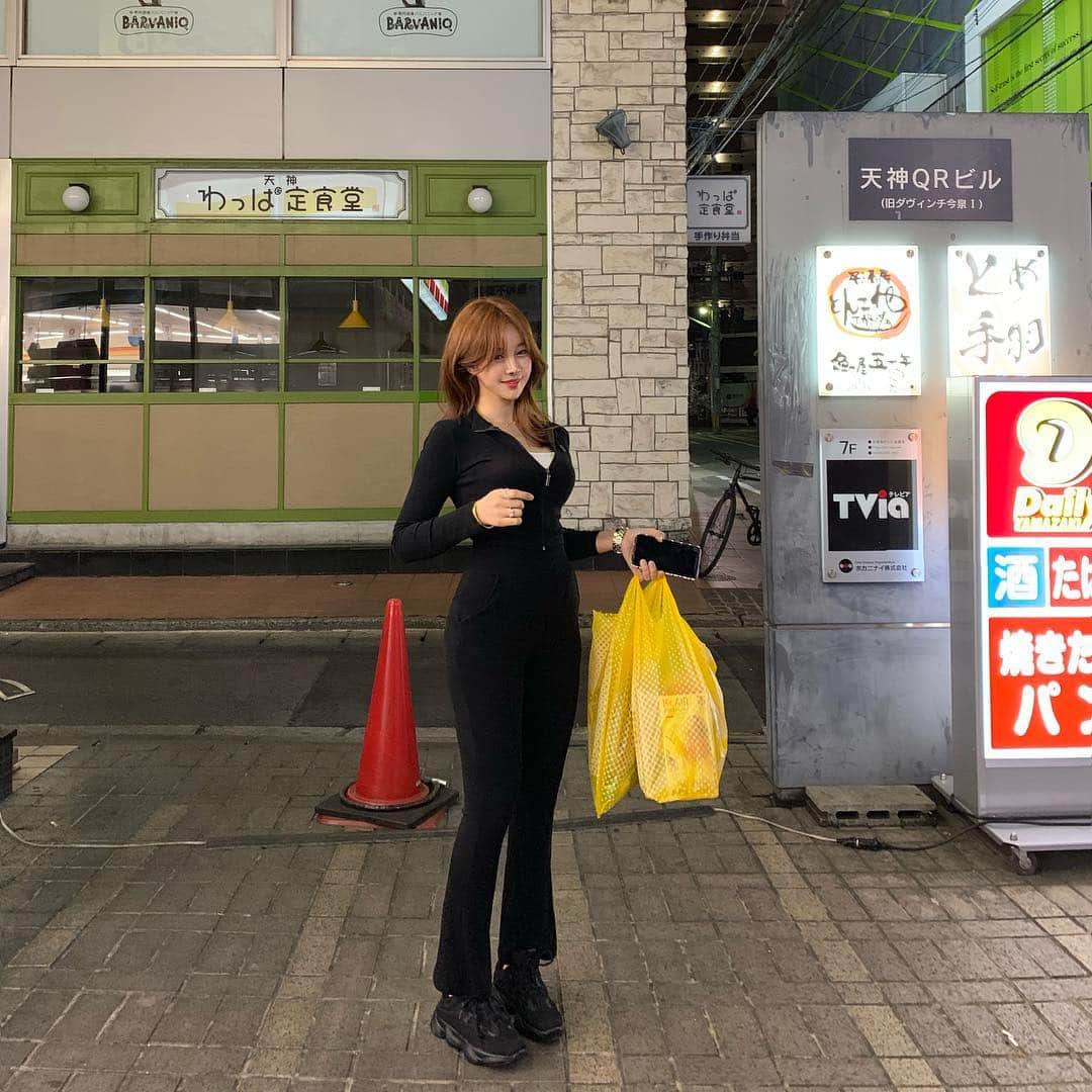 チョ・ミニョンさんのインスタグラム写真 - (チョ・ミニョンInstagram)「#어즈로니 #뮤즈트레이닝복 10% 예약 오픈 했습니다 🥰 사이즈  S , M  두사이즈 나와요 - 기존 어즈로니 래쉬가드 즐겨입으셨던 분🥰 마이바니 자체제작 원피스 및 바지 핏에 빠져 계신분들 🤭 제가 그 이상의 감동을 드릴게요 🙃 - 아시죠 민영언니가 만들면 정말 핏이 다르다! 몸매 하나 정말 훌륭해 보이게 만들어준다! 몸매 이뿌게 만드는데는 자신있습니다😏 - 이 옷 주의사항❗️ - 착용 즉시 가슴이 너무 커보여서 가슴 커보이는게 싫은 분들 피해주세요 - 골반하고 힙이 커보여서 힙 골반 커보이는게 싫은 분들 피해주세요 ( 무 골반 강추 강제 골반&가슴 생성 옷 ) - 옆으로 넘기시면 트레이닝복 당첨자 확인가능하세요 💕 당첨되신 분들은 마이바니 게시판에 글 부탁드려용 🖤구매는 #마이바니 🖤 #𝑴𝒀𝑩𝑨𝑵𝒀 #후쿠오카조」3月22日 19時12分 - xxjominxx