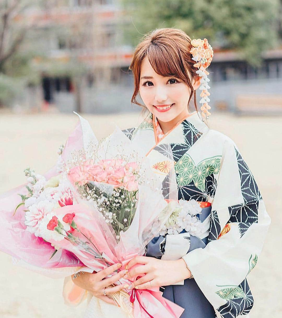 加藤里奈さんのインスタグラム写真 - (加藤里奈Instagram)「. 南山大学を卒業しました🎓🌸 . 9年間の南山学園生活もこれで終わり！ 社会人として頑張るぞ〜✨ . #ootd #fashion #instafood #instagram #instalike  #hairstyle #outfit #code #coordinate #style #stylepoint #instafashion #instagood #instalike #ファッション #おしゃれさんと繋がりたい #撮影 #ヘアアレンジ #ヘアスタイル #アレンジスタイル #袴 #袴ヘア #袴ヘアアレンジ #大学 #大学卒業 #卒業式 #大学卒業式  #南山 #南山大学 #南山卒業」3月22日 19時22分 - katoco0326