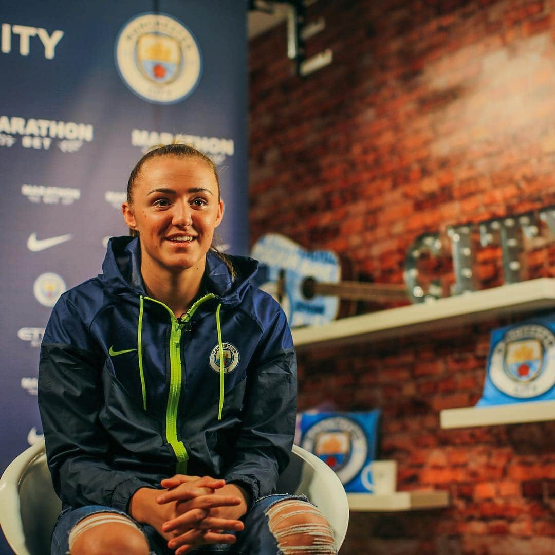 マンチェスター・シティFCさんのインスタグラム写真 - (マンチェスター・シティFCInstagram)「She’s buzzing... we’re buzzing! 😆 #mancity」3月22日 19時15分 - mancity