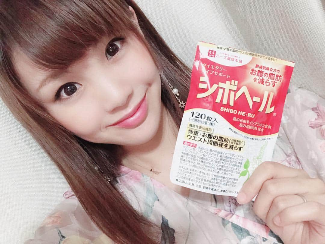 長谷川真美さんのインスタグラム写真 - (長谷川真美Instagram)「🙌💕 ・ 気を抜くと太りやすい体質だから 日々食生活に気をつけてるけど… どんどん代謝悪くなってきたな〜😣💦 ・ お腹の脂肪を減らすのをサポートしてくれる #シボヘール @shiboheru.n_official ✨ 味も気にならなくてこれなら続けやすそう😁💗 ・ 年々タプタプしてきた お腹の脂肪をスッキリさせたいな🤔 期待🙌💕 ・ #PR #サプリメント #お腹の脂肪 #葛の花由来イソフラボンサプリ #売上No.1 #1日4粒」3月22日 19時16分 - maami.hase