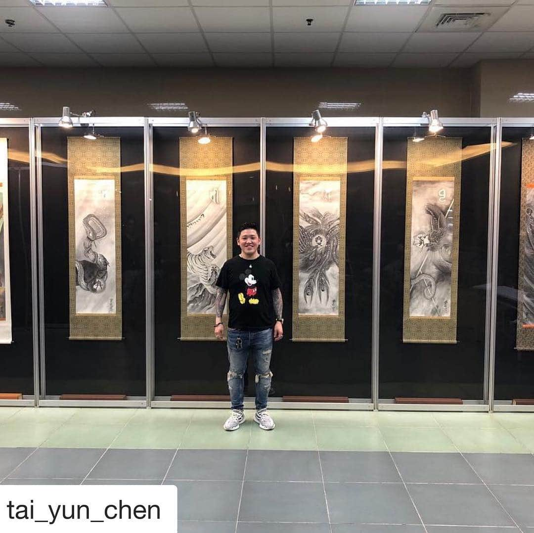 中野義仁さんのインスタグラム写真 - (中野義仁Instagram)「Taiwan tattoo convention ‼️ exhibition room 🙇‍♂️ #H2ocean #H2oceanproteam #officialh2ocean #instagram #traditional ＃exhibition #taiwan #convention  #japanestatoodesign #art #artist #artistmafia #tattoos #tattooing #tattoo #tattoomag #irezumi #inK #inkdmag #tattoomagazine #tattoos_of_instagram #memarky  #tattoolifemagazine #tattooenelgy #tattooinstagram #tattoomania #artistmafia #tattoocultur #tattoocomunity #tattooculturmagazine #tattooare  @jessyentattoo @dennis_camsupply @yokohama_tattoo_museum @souryou @kiwamijewelry @horiyoshi3shop @taiwantattooconvention」3月22日 19時18分 - horiyoshi_3