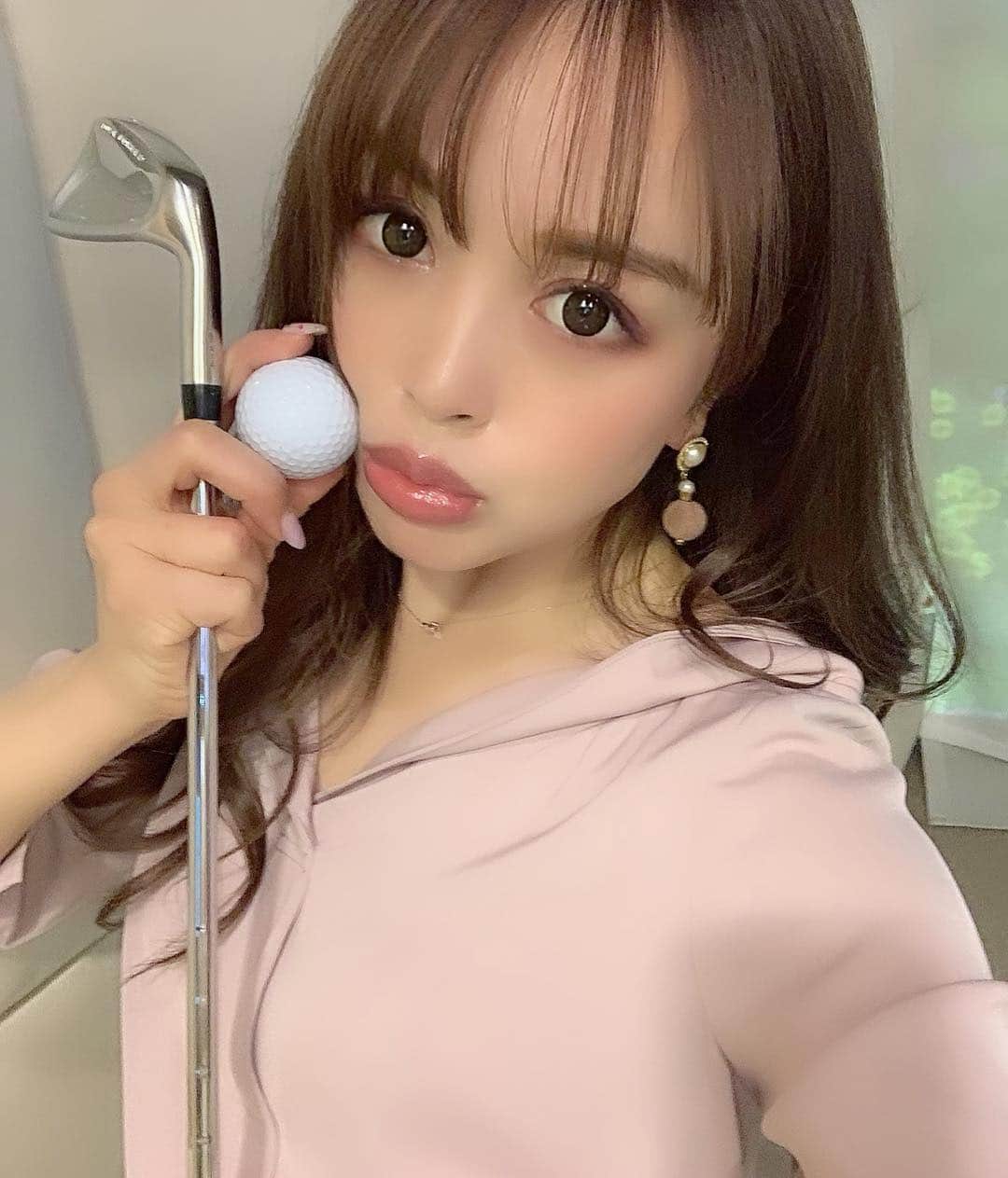 のインスタグラム：「今年1のBig News!!!!!!!!!❤️ ・ ・ ここ最近、私が謎にゴルフはじめたなって思ってる方も多いと思います！！！ ・ ・ 私がゴルフを始めたワケ💋 ・ 昨年、番組で共演したゆかちんが私に一緒にゴルフの仕事がしたいと声をかけてくれました❤️ ・ ・ そんな初めてまだ間もない私に、 なんとなんとなんと、、、 とんでもない抜擢が‼️‼️ ・ ・ なんと！！💓 ・ ゴルフ業界で知らない人はいない、JGTOといいます大きな協会の アンバサダーに任命されてしまいました！！！！😍✨✨✨ ・ ・ 何がすごいかって… なんと６月の大きな大会、テレビでも放送される森ビルカップにもゴルファーとして出てしまうという。。。 ・ ・ ガタガタガタ…(´・д・｀) ・ 石川遼さんも毎年参加しているそうです、、、やばすぎw ・ だから最近練習頑張っていたのです！！❤️ ・ ・ ただノリとか趣味とかじゃなく！w ・ ですが、スポーツ大好きなので本当楽しいです💓 ・ ・ ・ こんなまだまだ新生児みたいな私が このステキなゴルフ女子メンバーに仲間入りをさせていただいたので、 せっかく抜擢されたからには、 全力で練習しております💓！ ・ ・ 四月にラウンドが出来るように、 いりーさんが、 @cupidiry ・ 山田さん @5undersgolf_yamada  コーチをご紹介くださり、 現在一生懸命レッスン受けております！！ ・ 今まではアイアンのみでしたが、 ドライバー  や、P ピッチングを今回は習いました(＊´ω｀＊)” ・ 忘れないように動画を撮影しました！！ ・ 今から新しいことに挑戦するのって中々ない事。 やると決めたらちゃんとやりたい性格。 ・ 仕事も家事もやることたくさんあるけど、少しでも時間ができたら練習へ行くようにしてます((((･´ω`･))))！ ・ ・ 周りに迷惑かけないように、一生懸命頑張ります👊！！！ ・ 初のラウンドは、あと1ヶ月後❤️ ・ しっかりと練習重ねて、来月までに仕上げるぞー！！！！✨ ・ ・ ・ 新ジャンル 🏌️‍♀️⛳️にチャレンジ！ シンママRumiの応援宜しくです❤️！！！ ・ ・ ・ ・ ・ #日本ゴルフツアー選手権SNSアンバサダー #日本ゴルフツアー選手権 #森ビルカップ #宍戸ヒルズカントリークラブ #宍戸ヒルズCC #日本ゴルフツアー選手権森ビルカップshishidohils #JGTO #ゴルフ女子 #ゴルフはじめました  #ゴルフ初心者」