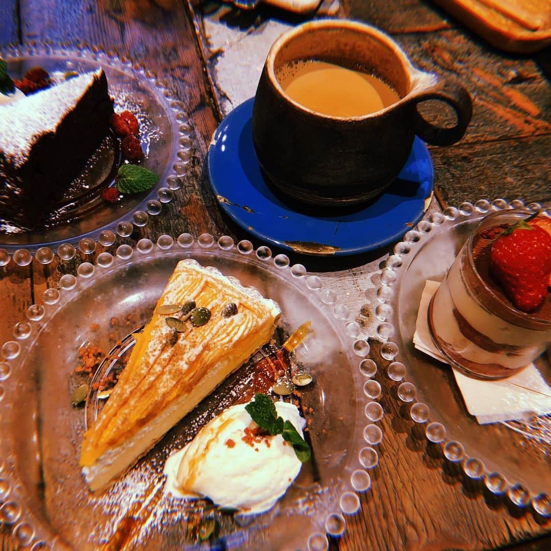 IVANさんのインスタグラム写真 - (IVANInstagram)「* 🐕🌼☕️🍰🌸🌿 hello weekend💐 * しろまるちゃんと #friday#peace#tokyo#love」3月22日 19時19分 - fresanaca