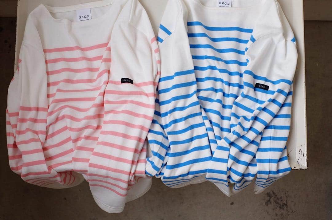 のインスタグラム：「. // new color // . 2019ssの期間限定受注のシーズンカラーの「コーラルピンク」と「コバルトブルー」。 画像の商品は新作のナバル。  これからの季節にぴったりな明るく爽やかなカラーでおススメです。  オーダーボーダー受注会、 今週末は神奈川のEuphonicaさん( @euphonica_yokohama )と、  大阪ではnée yoshida 装店 さん( @nee_yoshida )で開催してます。  明日3/23(土)は、 G.F.G.S. 代表 小栁がEuphonicaさん( @euphonica_yokohama )に在店致します。時間は12時〜18時頃を予定しております。 お近くの方はぜひこの機会にご来店下さい。 . . . #gfgs #orderborder #gfgsnaval #ボーダー #春服 #春ファッション #ファッション好き #セレクトショップ #カジュアルファッション #大人カジュアル #ワードローブ #衣替え #大人かわいい #爽やか #リピ買い #着心地 #暮らし #暮らしを楽しむ #お洒落好き #セミオーダー #おそろコーデ #springfashion #stripeshirt #トレンド #トレンドカラー #デートコーデ #ペアルック #ペアコーデ #ふたり暮らし #おきがくらぶ」