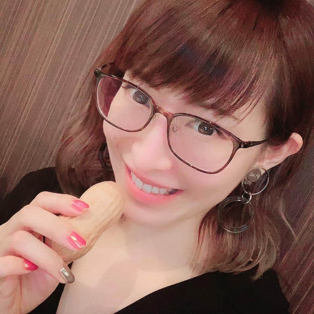 名塚佳織さんのインスタグラム写真 - (名塚佳織Instagram)「‎(ت) 昨日は とっても大切な日でした♡ ワクワクしたり ドキドキしたり ちょっと怖かったりして迎えた日… 大好きな仲間と一緒だったから ただただ楽しく いっぱい笑って過ごせました♡ 泣くくらい笑った(笑) この仲間は永遠… 一生大切にしていきたい みんないつもありがとう♡ そして ピーナッツ最中うまい！ #大切な仲間 #大好き  #誕生日 #一周忌  #ピーナッツ最中 #うまい」3月22日 19時25分 - nazuka_kaori424