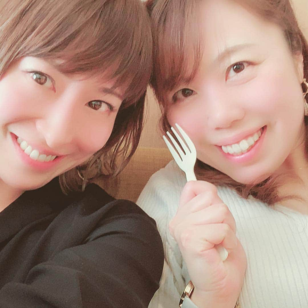 名塚佳織さんのインスタグラム写真 - (名塚佳織Instagram)「‎(ت) 昨日は とっても大切な日でした♡ ワクワクしたり ドキドキしたり ちょっと怖かったりして迎えた日… 大好きな仲間と一緒だったから ただただ楽しく いっぱい笑って過ごせました♡ 泣くくらい笑った(笑) この仲間は永遠… 一生大切にしていきたい みんないつもありがとう♡ そして ピーナッツ最中うまい！ #大切な仲間 #大好き  #誕生日 #一周忌  #ピーナッツ最中 #うまい」3月22日 19時25分 - nazuka_kaori424