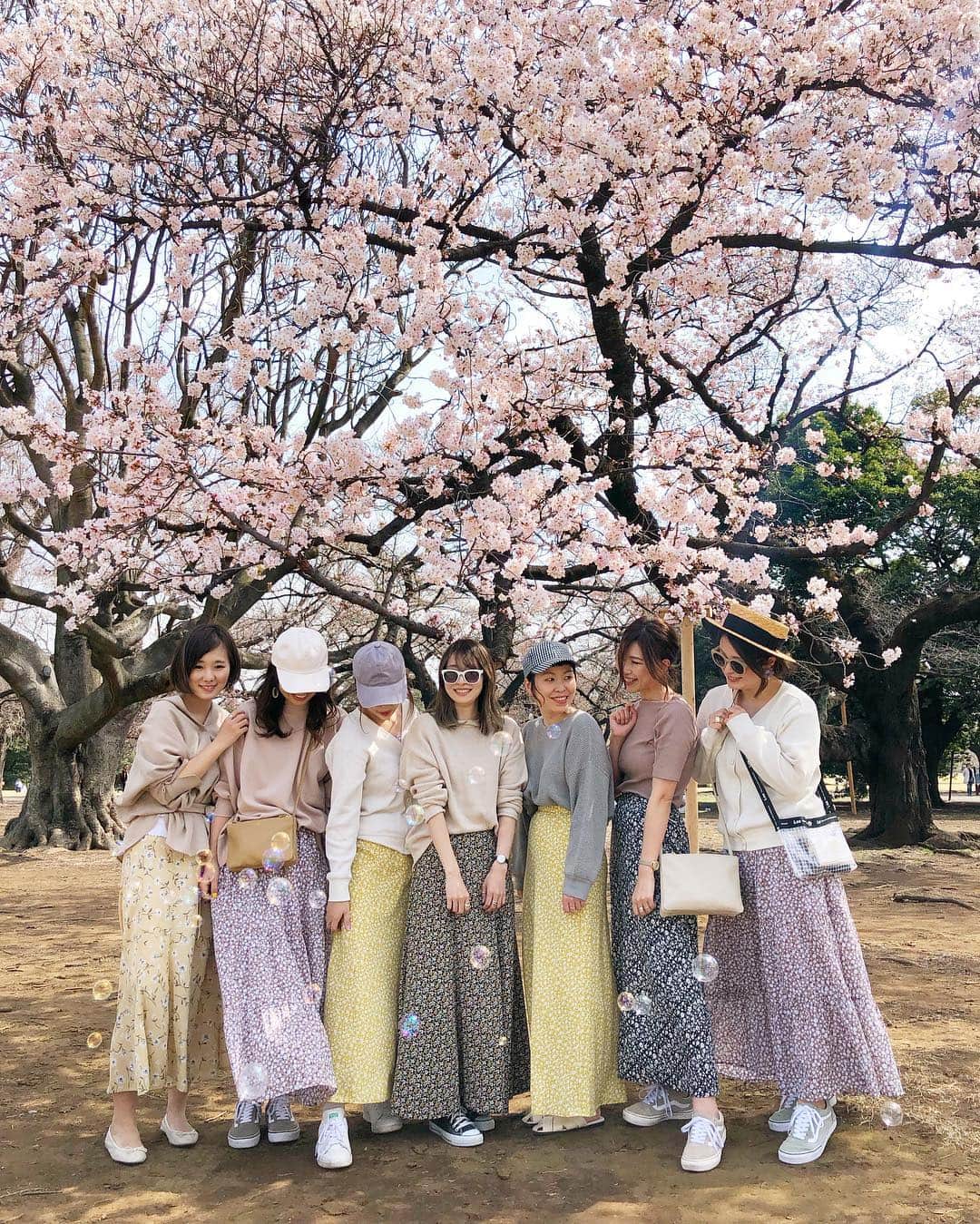 manamisotayutaさんのインスタグラム写真 - (manamisotayutaInstagram)「みんなで#お花見 したよ🌸🌸🌸 #新宿御苑 はまだ咲き始めだけど、一部の木だけ満開のとこがあったよ🌸 新宿御苑でお花見初めてだったけど、子連れにすごく良かった💗 トイレ、様式あるし❤︎🚽←重要‼︎ 暑いくらいいいお天気でお花見日和だったな💗 @kie.kie22  ちゃんが持ってきてくれたドーナツ🍩が映えるー😍❤️ わたしと @inoyuu07  ちゃんは#スヌーピーキャラ弁 ❤︎ ゆぅゆちゃんのクオリティには全然及ばないけど💦 こどもたちもみんなすっごく楽しかったみたいでいいお花見になったなぁ💗 ＊ ＊ コーデはお花見ということでみんなで #花柄スカート リンク🌸 ＊ ＊ cordinate tops/skirt @gu_global  @gu_for_all_  私は新作の#上下gu部 ❤︎ #ティアードフレアロングスカート  #オーバーサイズスウェット ＊ ＊ #お花見コーデ#ピクニックコーデ #双子コーデ#リンクコーデ#春コーデ #cordinate#code#春服#locari#ponte_fashion #mamagirl #オトナ女子#大人コーデ #大人女子コーデ#桜#sakura#タビジョ#picnic #花見弁当」3月22日 19時26分 - manamisotayuta