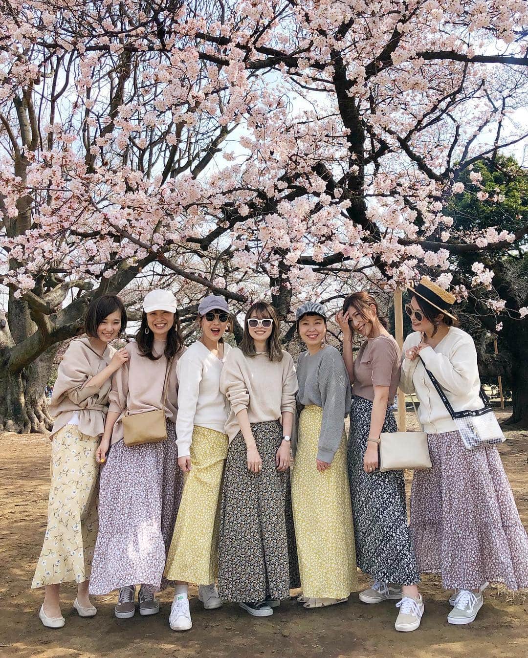 manamisotayutaさんのインスタグラム写真 - (manamisotayutaInstagram)「みんなで#お花見 したよ🌸🌸🌸 #新宿御苑 はまだ咲き始めだけど、一部の木だけ満開のとこがあったよ🌸 新宿御苑でお花見初めてだったけど、子連れにすごく良かった💗 トイレ、様式あるし❤︎🚽←重要‼︎ 暑いくらいいいお天気でお花見日和だったな💗 @kie.kie22  ちゃんが持ってきてくれたドーナツ🍩が映えるー😍❤️ わたしと @inoyuu07  ちゃんは#スヌーピーキャラ弁 ❤︎ ゆぅゆちゃんのクオリティには全然及ばないけど💦 こどもたちもみんなすっごく楽しかったみたいでいいお花見になったなぁ💗 ＊ ＊ コーデはお花見ということでみんなで #花柄スカート リンク🌸 ＊ ＊ cordinate tops/skirt @gu_global  @gu_for_all_  私は新作の#上下gu部 ❤︎ #ティアードフレアロングスカート  #オーバーサイズスウェット ＊ ＊ #お花見コーデ#ピクニックコーデ #双子コーデ#リンクコーデ#春コーデ #cordinate#code#春服#locari#ponte_fashion #mamagirl #オトナ女子#大人コーデ #大人女子コーデ#桜#sakura#タビジョ#picnic #花見弁当」3月22日 19時26分 - manamisotayuta