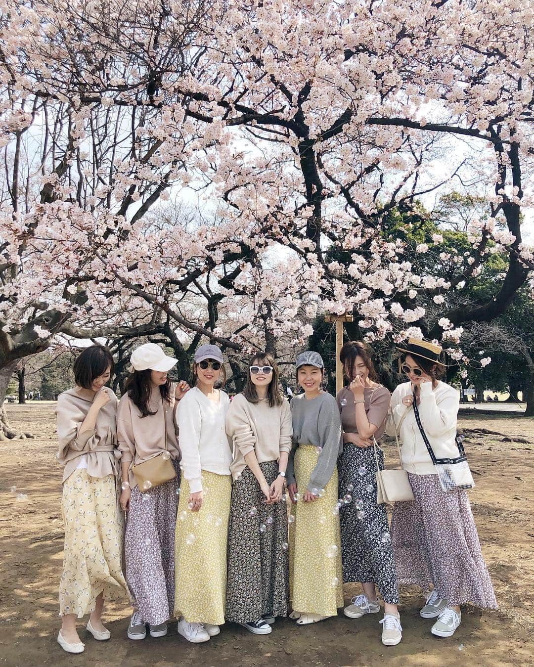 manamisotayutaさんのインスタグラム写真 - (manamisotayutaInstagram)「みんなで#お花見 したよ🌸🌸🌸 #新宿御苑 はまだ咲き始めだけど、一部の木だけ満開のとこがあったよ🌸 新宿御苑でお花見初めてだったけど、子連れにすごく良かった💗 トイレ、様式あるし❤︎🚽←重要‼︎ 暑いくらいいいお天気でお花見日和だったな💗 @kie.kie22  ちゃんが持ってきてくれたドーナツ🍩が映えるー😍❤️ わたしと @inoyuu07  ちゃんは#スヌーピーキャラ弁 ❤︎ ゆぅゆちゃんのクオリティには全然及ばないけど💦 こどもたちもみんなすっごく楽しかったみたいでいいお花見になったなぁ💗 ＊ ＊ コーデはお花見ということでみんなで #花柄スカート リンク🌸 ＊ ＊ cordinate tops/skirt @gu_global  @gu_for_all_  私は新作の#上下gu部 ❤︎ #ティアードフレアロングスカート  #オーバーサイズスウェット ＊ ＊ #お花見コーデ#ピクニックコーデ #双子コーデ#リンクコーデ#春コーデ #cordinate#code#春服#locari#ponte_fashion #mamagirl #オトナ女子#大人コーデ #大人女子コーデ#桜#sakura#タビジョ#picnic #花見弁当」3月22日 19時26分 - manamisotayuta