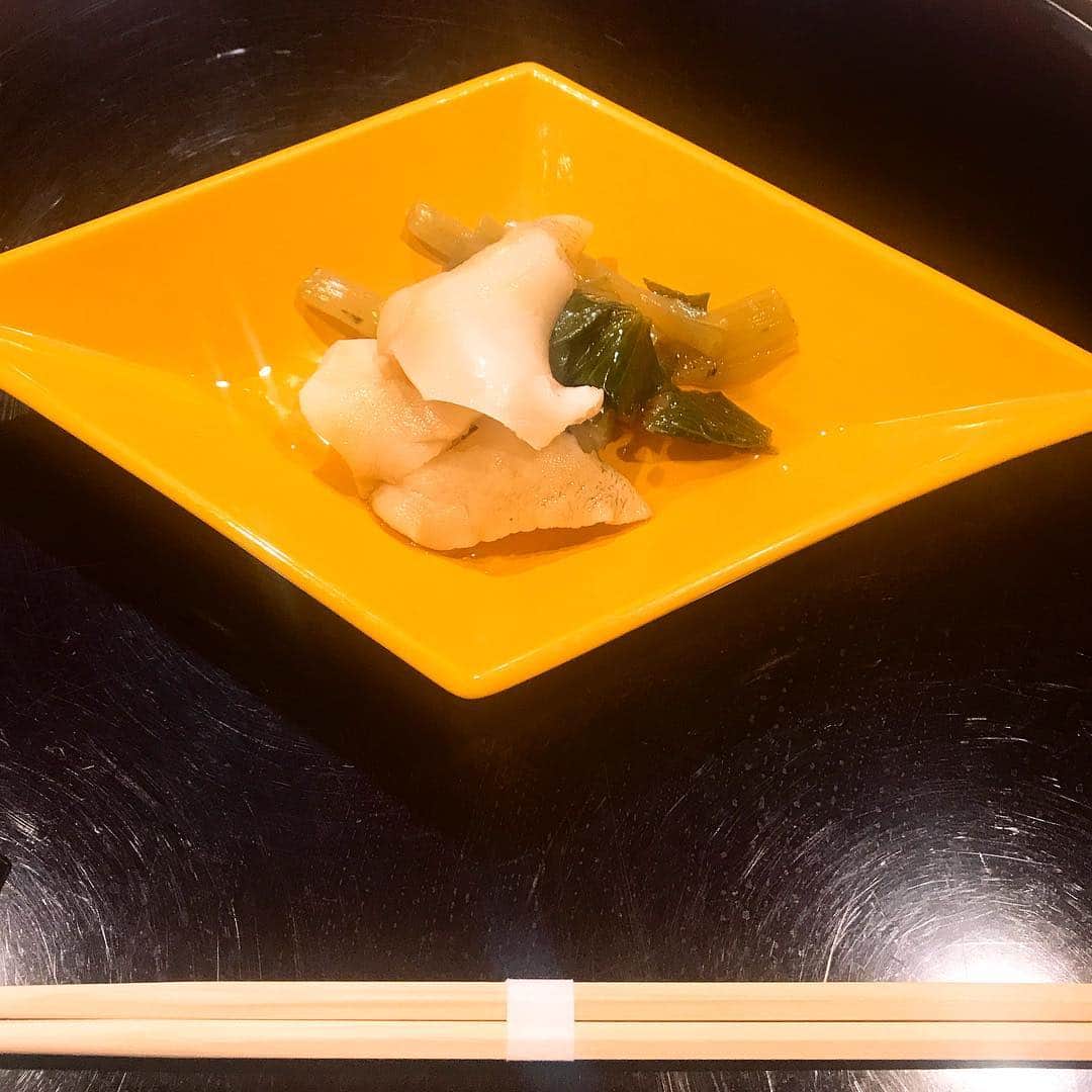 八軒あやねさんのインスタグラム写真 - (八軒あやねInstagram)「京都のお寿司屋さん【二條 葵月】 お寿司は米酢と赤酢をネタによって使い分けてくれる🍣 最初にシャリだけ出してくれるんだけど、すでにシャリだけでめちゃ美味い。 雲丹の小鍋も珍しいしとてつもなく美味しい😭💗 お口直しのたい焼きモナカの中にはクリームチーズと奈良漬けが🙄大人の味で美味しい🧑 二日酔いであまり飲めずでしたが、お料理は完食💗 喋って飲んで食べてで全部写真撮れなかった〜😭 #二條葵月 #葵月 #京都お寿司 #京都寿司 #京都ディナー #寿司 #お寿司 #雲丹 #うに #アワビ #たい焼き #日本食 #kyoto #kyotodinner #食リポ #グルメ #京都グルメ #photography #japanesefood」3月22日 19時27分 - ayagram_8_