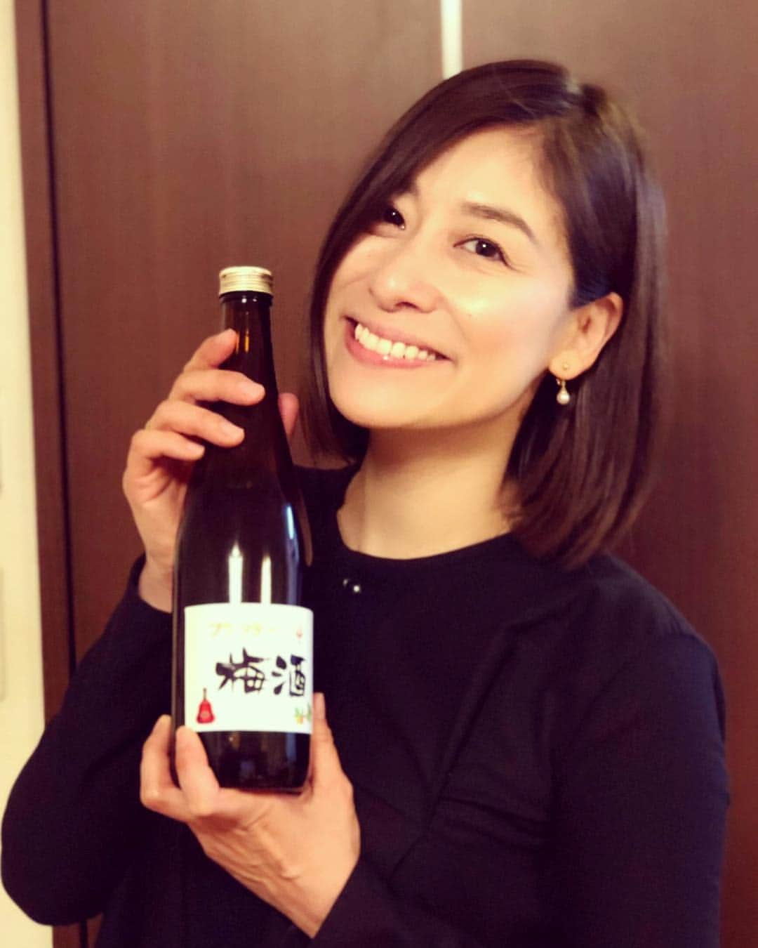 末吉里花さんのインスタグラム写真 - (末吉里花Instagram)「梅酒はいかがですか？☺️この梅酒は、幼馴染のお母様が庭の梅を収穫して2年前にブランデーにつけたもの。ボトルにはラベル付き！ソーダ割りでもロックでも、美味しくて何杯でもいけちゃう！Homemade plum wine by my childhood friend’s mom. Super delicious! #plum #plumwine #homemade #organic #梅酒 #自家製 #無農薬 #オーガニック #幼馴染 #大の梅酒好き #マダムs #ブランデー」3月22日 19時28分 - rikasueyoshi