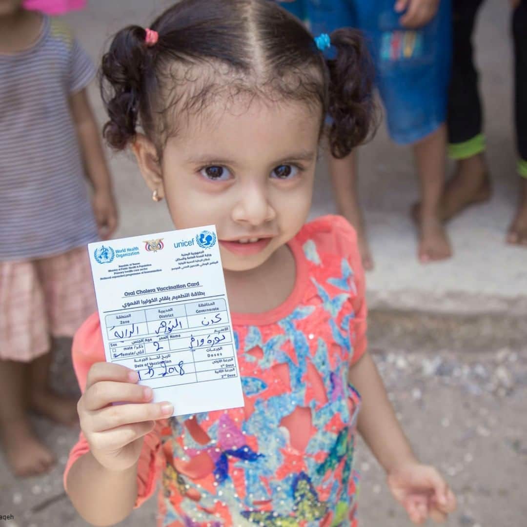 unicefさんのインスタグラム写真 - (unicefInstagram)「This little one is proudly holding up her vaccination card in #Yemen.  We're on the ground helping to keep children safe and healthy in a country where the closure of hospitals has left children even more vulnerable. © UNICEF/UN0209184/Bafaqeh」3月22日 19時30分 - unicef