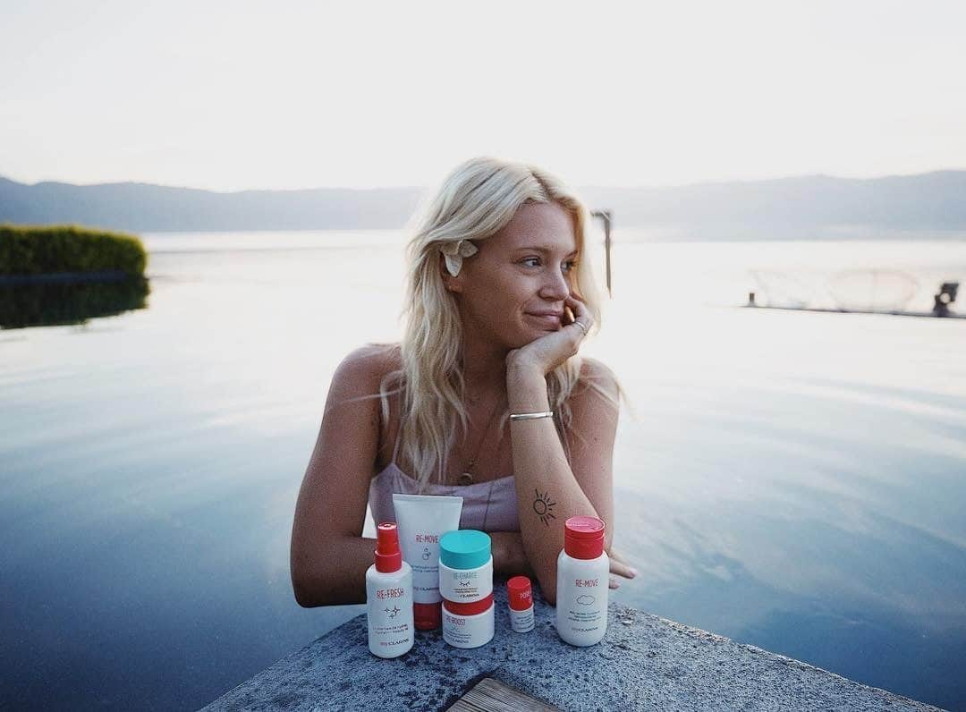 Clarins Canadaさんのインスタグラム写真 - (Clarins CanadaInstagram)「@catherinepeachh looking gorgeous on her trip to El Salvador 😍. Her favourite My Clarins formula? The RE-FRESH Hydrating Beauty Mist! Follow @myclarinsofficial to learn more. . . . #Clarins #ItsAllAboutYou #MyCarins #Vegan #Skincare」3月22日 19時30分 - clarinscanada