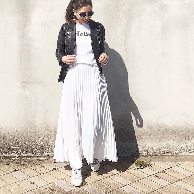 のインスタグラム：「#outfitoftheday  今日も日中は暑いくらいでしたが、 夕方から急に冷えてきました。 明日は気温急降下で、冬に逆戻りになる予報ですね。 冬のコート片付けてなくて良かった〜💨 ・ ・ @titivatejp の#プリーツロングスカート  花柄に続き、ホワイトも追加しました✨ やっぱりこのシルエット、すごく好き♡ ・ ・ #titivate#ティティベイト #titivatestyle #コーデ#コーディネート#outfit#ootd#ootd_kob#mineby3mootd#シンプルコーデ#大人カジュアル#きれいめカジュアル#大人女子#大人女子コーデ#スニーカー女子#locari#ロカリ#beaustagrammer#ビュースタグラマー#ponte_fashion」