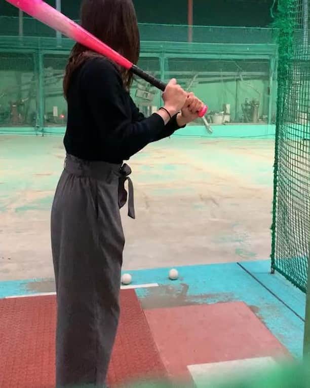 のインスタグラム：「. . . 楽しかった⚾☝ ｶｷｰｰﾝ (*･ω･)＿/ 彡⚾️ . 1人でなんか喋ってる🤣🤣🤣 . まだ他の動画あるので 他の動画は 佐藤あり紗公式ホームページに 載せますねぇ～⚾︎=͟͟͞͞<(´・ω・｀) . #バッティングセンター #野球 #バット #プロ野球 笑 #バレーボール #アスリート #スポーツ #佐藤あり紗」