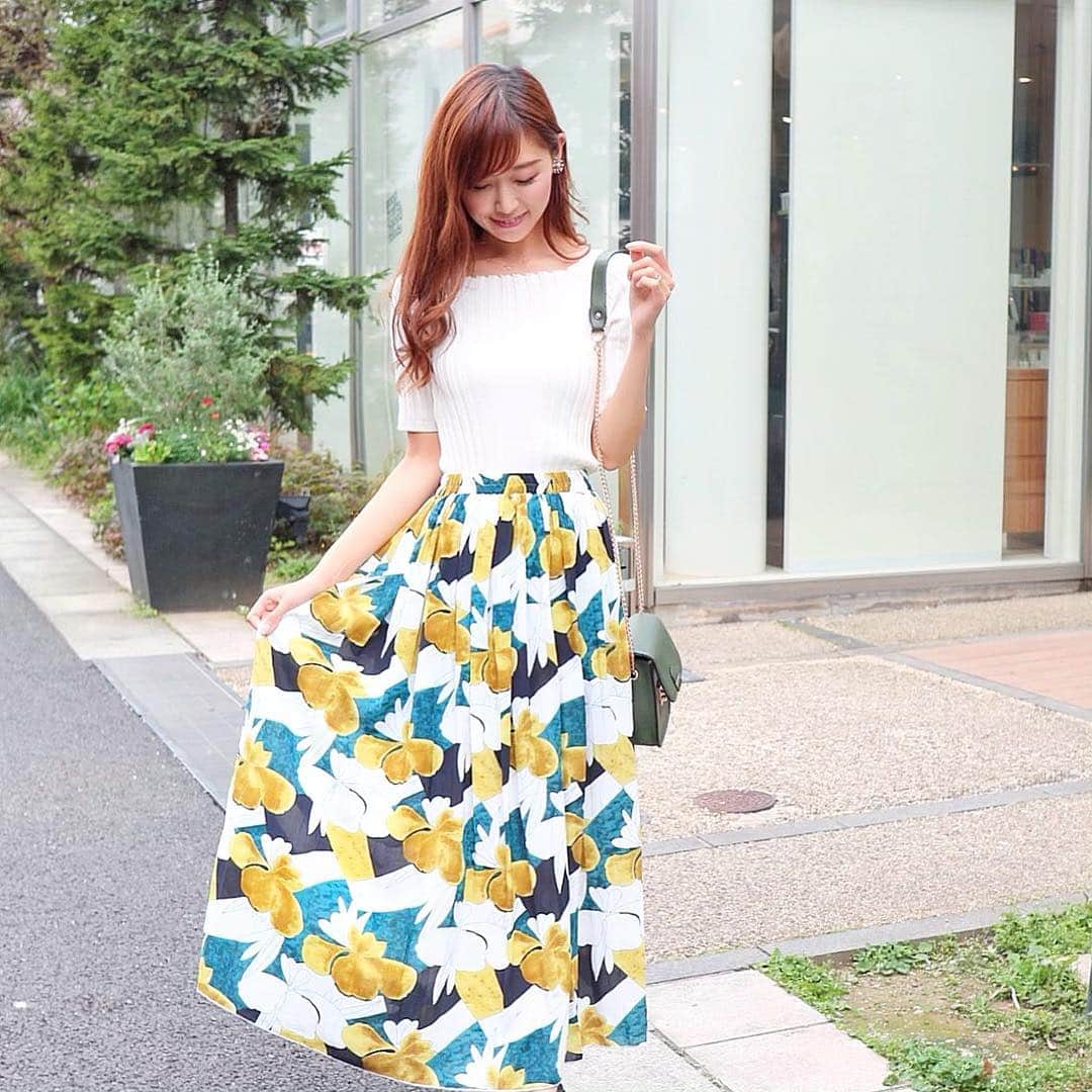 のインスタグラム：「. お昼間はポカポカで気持ちよかったですね☺️ 今日は上下とも @fifth_store のコーデ💡 . このニットはブラックも持ってるんだけど着心地良いし何にでも合うからかなり使える！✨ . . もともとプチプラなのにさらに40%OFFになるクーポンが出てました👀✨ . . #fifth #fifthtl #フィフス #プリーツフラワーロングスカート #フィットニット5分袖スクエアネック #スカートコーデ  #フィットニット #fashion #ootd #outfit #code  #coordinate #style #stylepoint #instafashion  #instagood #instalike  #ファッション #コーディネート #コーデ #プチプラ #プチプラコーデ」