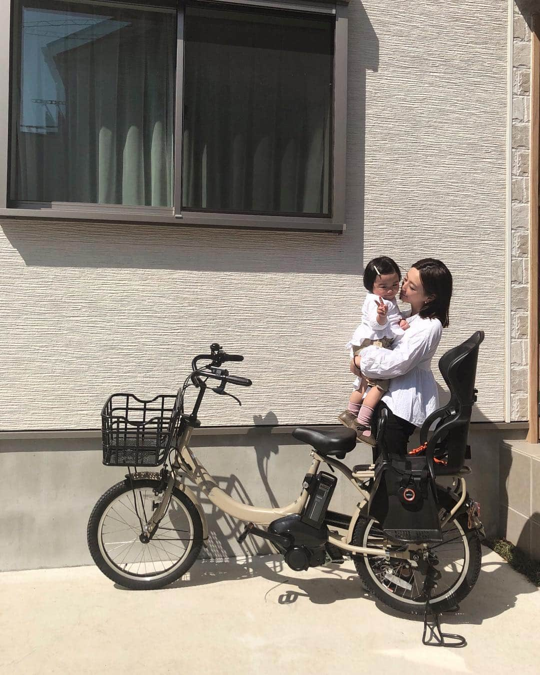 ayuさんのインスタグラム写真 - (ayuInstagram)「Friday |☀︎ ついに！電動自転車デビューです🥰 ずっとずっとずーっと憧れていた電動自転車！！！笑 今回、光栄なことにヤマハPASのアンバサダーに選んでいただき、我が家に電動アシスト自転車が届きました🥺🙏🏻 . . 車種はデザインが好きだったので「YAMAHA PAS babby un」を選ばせていただきました。 カラーは今まで使っていた自転車が黒だったので、今回は爽やかにマットカフェベージュに♡ ベージュの自転車ってだけでおしゃれに感じます...♡笑 . 電動自転車ってすごく重たいイメージがあったけど、車体の重さを少しでも軽減するために、軽さ・取り回しのしやすさにこだわって設計されているため軽くてコンパクト！ そこも気に入っているポイントです♡ . これからの季節、自転車気持ちいいから色んなところにたくさん乗って出かけるぞ〜🚲 みなさんにも YAMAHA PAS babby un の魅力をたくさん伝えていけたらいいなと思います🙏🏻 . . 今ならPASは春の子乗せキャンペーンを実施中だそうです！ ヘルメットや、クッション、レインカバーがもらえるそうなので検討されてる方にはお得な機会♡ 詳しくはヤマハPASのWebサイトをチェックしてみてください✍︎ . #電動アシスト自転車#電動自転車#自転車 #子供乗せ自転車 #ヤマハパス #ヤマハPAS #yamahapas #ヤマハ#YAMAHA#Babbyun#アンバサダー」3月22日 19時45分 - memeyuyu