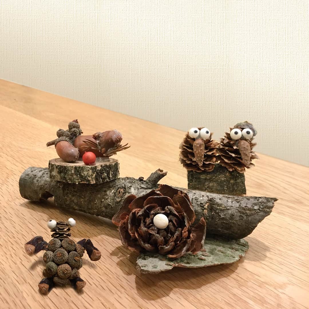 手紙社さんのインスタグラム写真 - (手紙社Instagram)「【『手紙社の「こどもの日」』出展者紹介：こどもマーケット②  オークヴィレッジ】 “永く使い続けられるモノ造り”を理念に掲げ、家具や木製アイテムを作るオークヴィレッジ。木目の美しさと、木材の機能性を最大限に引き出したデザインは、グッドデザイン賞など数々の賞を受けてきました。当日ご用意くださるおもちゃは、子どもが握りやすく、安心して遊べるよう、木目の向きや使用する木の種類を考えてデザイン。国産の無垢材で出来ているので、遊びを通して、日本の木の魅力に触れることができます。出産のお祝いや、お誕生日プレゼントにもおすすめです。さらに、木の実や藁を使ってインテリアアイテムを作るワークショップも開催。親子で木の温もりを感じてみてくださいね。 . ▶︎詳細は「@kodomonohi2019」プロフィールのリンク→shop index「オークヴィレッジ」へ -------------------------------------------- 【開催概要】 手紙社の「こどもの日」 開催日：2019年4月27日（土）/ 28日（日） 時間：10:00-17:00 会場：東京都立産業貿易センター 台東館 7F 展示室 （〒111-0033 東京都台東区花川戸2-6-5） アクセス：東京メトロ（銀座線）浅草駅から徒歩5分/都営浅草線（地下鉄）浅草駅から徒歩8分 入場料：500円　※ 1歳以下無料 -------------------------------------------- #手紙社 #手紙舎 #tegamisha #手紙社のこどもの日 #こどもの日 #こどものいる暮らし #えほん #おもちゃ #マーケット #ワークショップ #ワークショップイベント  #赤ちゃん #親子時間 #親子イベント #おやこイベント #親子ワークショップ #キッズ #キッズイベント #キッズスペース #キッズアート #イベント情報 #こどもとおでかけ  #こどもとつくる #こどもと暮らす #こどもとあそぶ  #オークヴィレッジ #oakvillage #木工 #木のおもちゃ」3月22日 19時46分 - tegamisha