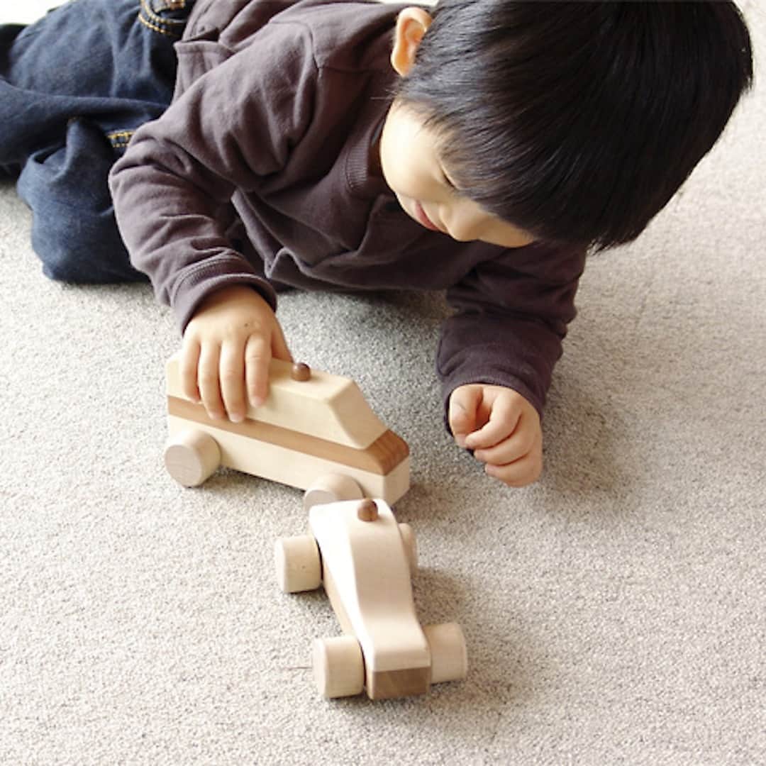 手紙社さんのインスタグラム写真 - (手紙社Instagram)「【『手紙社の「こどもの日」』出展者紹介：こどもマーケット②  オークヴィレッジ】 “永く使い続けられるモノ造り”を理念に掲げ、家具や木製アイテムを作るオークヴィレッジ。木目の美しさと、木材の機能性を最大限に引き出したデザインは、グッドデザイン賞など数々の賞を受けてきました。当日ご用意くださるおもちゃは、子どもが握りやすく、安心して遊べるよう、木目の向きや使用する木の種類を考えてデザイン。国産の無垢材で出来ているので、遊びを通して、日本の木の魅力に触れることができます。出産のお祝いや、お誕生日プレゼントにもおすすめです。さらに、木の実や藁を使ってインテリアアイテムを作るワークショップも開催。親子で木の温もりを感じてみてくださいね。 . ▶︎詳細は「@kodomonohi2019」プロフィールのリンク→shop index「オークヴィレッジ」へ -------------------------------------------- 【開催概要】 手紙社の「こどもの日」 開催日：2019年4月27日（土）/ 28日（日） 時間：10:00-17:00 会場：東京都立産業貿易センター 台東館 7F 展示室 （〒111-0033 東京都台東区花川戸2-6-5） アクセス：東京メトロ（銀座線）浅草駅から徒歩5分/都営浅草線（地下鉄）浅草駅から徒歩8分 入場料：500円　※ 1歳以下無料 -------------------------------------------- #手紙社 #手紙舎 #tegamisha #手紙社のこどもの日 #こどもの日 #こどものいる暮らし #えほん #おもちゃ #マーケット #ワークショップ #ワークショップイベント  #赤ちゃん #親子時間 #親子イベント #おやこイベント #親子ワークショップ #キッズ #キッズイベント #キッズスペース #キッズアート #イベント情報 #こどもとおでかけ  #こどもとつくる #こどもと暮らす #こどもとあそぶ  #オークヴィレッジ #oakvillage #木工 #木のおもちゃ」3月22日 19時46分 - tegamisha
