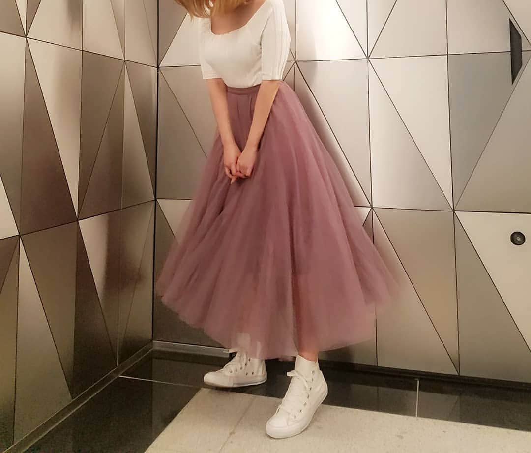 黛実希さんのインスタグラム写真 - (黛実希Instagram)「#코디 ..👗💕💕 * @fifth_store の#フィットニット5分袖スクエアネック と#チュールロングスカート を合わせたよ👶♡ お気に入りの春コーデなの🌸 このスカートとトップスは色違いもゲットするつもり👌♥ スカートの形がとにかく可愛すぎる😳！！！ 全然太って見えないし、158cmの私が着ても長すぎなくてちょうどいい丈🐥❤️💭💭 * しかも今40%クーポン🎫出てるの😍！！ お得すぎる💋💕💕💟 * * * #fifth#fifthl#フィフス#低身長コーデ#春服#春服コーデ#fashion#instafashion#チュールスカート#プチプラファッション#ファッション#コーディネート#コーデ#今日の服#맞팔해요#오오티디#소통해요#데이리룩」3月22日 19時46分 - candymiiiki