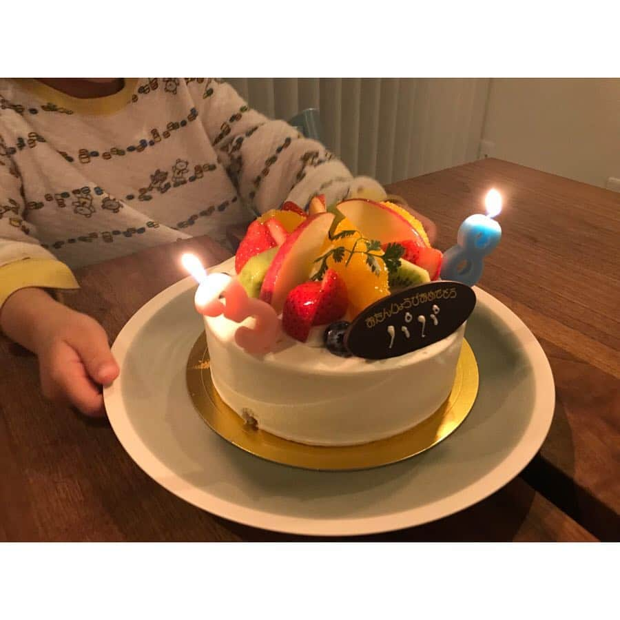 yuki さんのインスタグラム写真 - (yuki Instagram)「. . モツ鍋で夫のお誕生日のお祝い🎂 . . モツ鍋っておいしいけど、たくさんは食べられなくないですか？😳 . . サッパリした付け合わせがないと食べられないお年頃です🤭 . . 付け合わせは . ＊水菜ともやしの韓国海苔あえ ＊トマトとツナときゅうりのサラダ ＊お漬物三種 (キムチ・高菜・福神漬け) . 柚子胡椒も添えてさっぱりといただきました！ . 子どもにはニラ入りのつみれを♩¨̮* . . ケーキは箱から出すときに指を突っ込んでしまいましたが、多分家族にはバレてないと思います😂 . . 水菜ともやしのあえものは、おひたしを薄めに作って韓国海苔フレークをかけただけ✨ . 簡単なのでオススメです☺️💕 . . #おうちごはん #晩ごはん #もつ鍋 #誕生日パーティー #yuki今日のbruno #bruno #器 #白山陶器 #無印良品 #お漬物 #重箱 #ランチョンマットfit #誕生日」3月22日 19時47分 - yuki_00ns