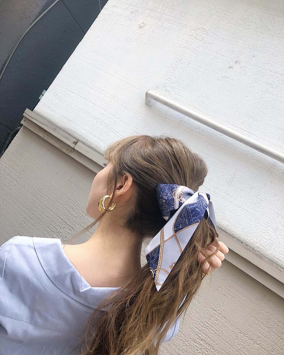 平木愛美さんのインスタグラム写真 - (平木愛美Instagram)「いってきます🛫💞🐨🇦🇺 . 写真は先日の、 #広尾カフェ #canvastokyo #tokyocafe . ウエストがきゅっと締まって綺麗なスカートラインだったり、デコルテも抜け感のある襟で女性らしくなれるワンピース。 そんなワンピを靴ですこしカジュアルにするコーデが好き♡ このスカーフも今回一緒に持ってってる〜！かごbagにつけたりしても可愛いかなあ🌼 #スカーフアレンジ #スカーフ #scarf #愛美ふく」3月22日 19時47分 - manamihiraki