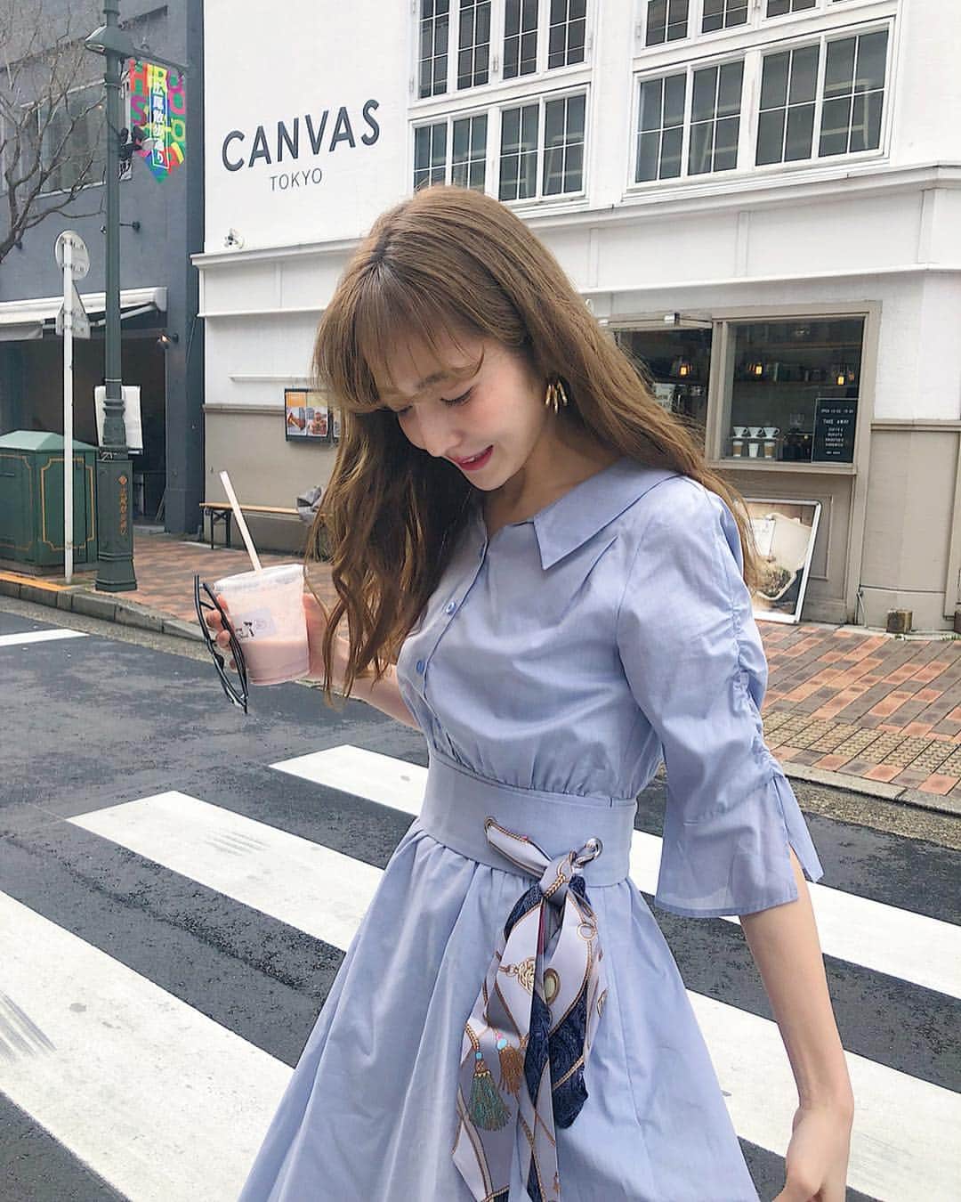 平木愛美さんのインスタグラム写真 - (平木愛美Instagram)「いってきます🛫💞🐨🇦🇺 . 写真は先日の、 #広尾カフェ #canvastokyo #tokyocafe . ウエストがきゅっと締まって綺麗なスカートラインだったり、デコルテも抜け感のある襟で女性らしくなれるワンピース。 そんなワンピを靴ですこしカジュアルにするコーデが好き♡ このスカーフも今回一緒に持ってってる〜！かごbagにつけたりしても可愛いかなあ🌼 #スカーフアレンジ #スカーフ #scarf #愛美ふく」3月22日 19時47分 - manamihiraki