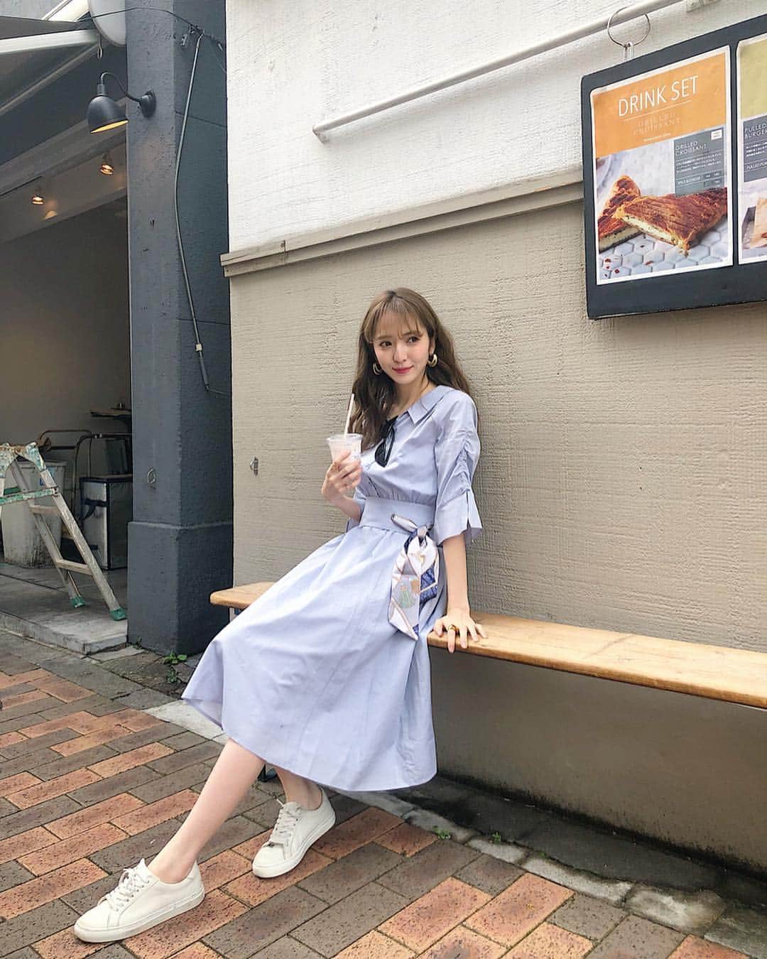平木愛美さんのインスタグラム写真 - (平木愛美Instagram)「いってきます🛫💞🐨🇦🇺 . 写真は先日の、 #広尾カフェ #canvastokyo #tokyocafe . ウエストがきゅっと締まって綺麗なスカートラインだったり、デコルテも抜け感のある襟で女性らしくなれるワンピース。 そんなワンピを靴ですこしカジュアルにするコーデが好き♡ このスカーフも今回一緒に持ってってる〜！かごbagにつけたりしても可愛いかなあ🌼 #スカーフアレンジ #スカーフ #scarf #愛美ふく」3月22日 19時47分 - manamihiraki